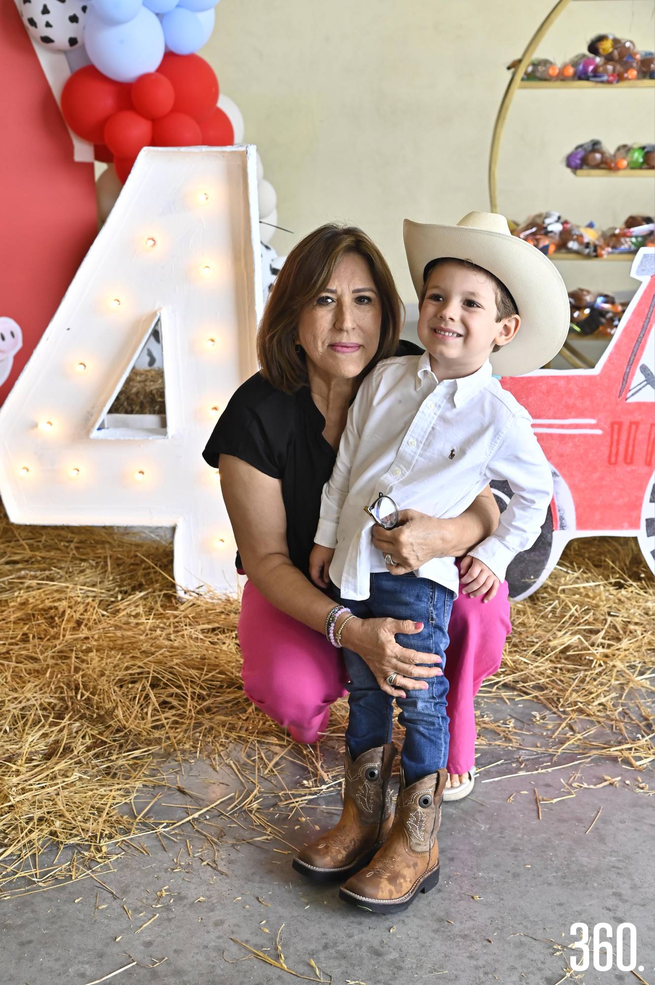 $!Adrián con su abuelita, María Elena del Bosque.