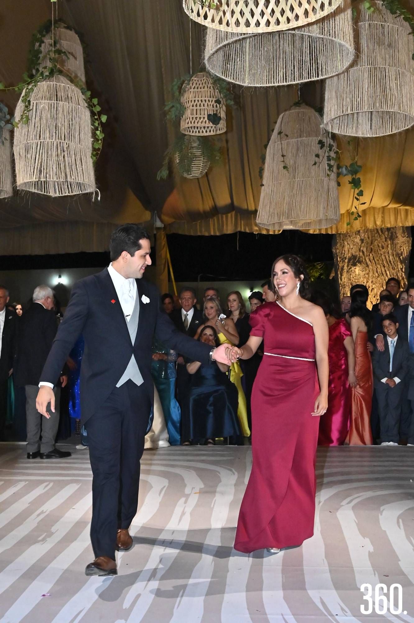 $!El novio bailó con su hermana.