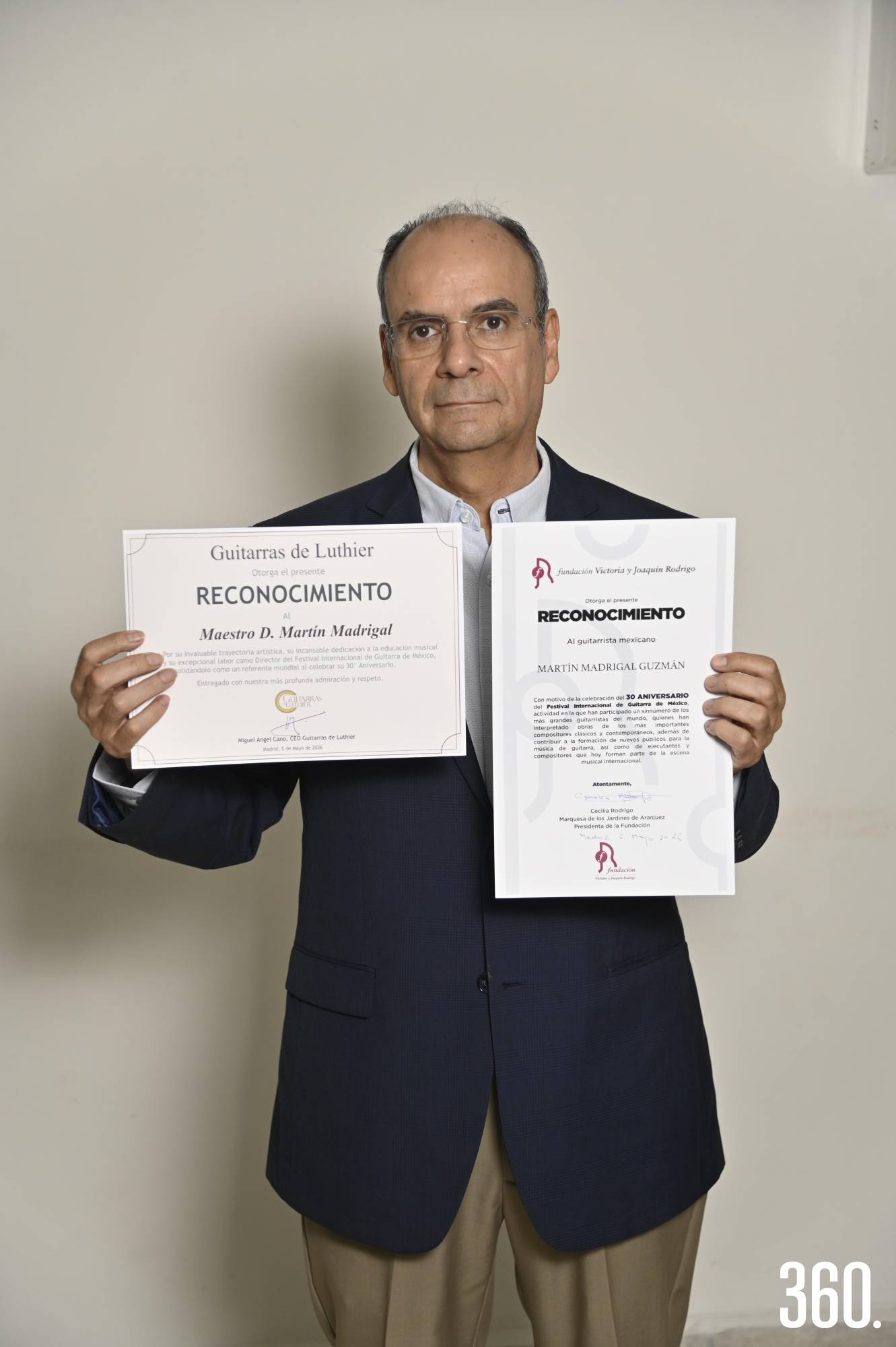 $!El guitarrista recibió en Madrid dos reconocimientos por su trayectoria artística y por el festival que fundó en 1996.