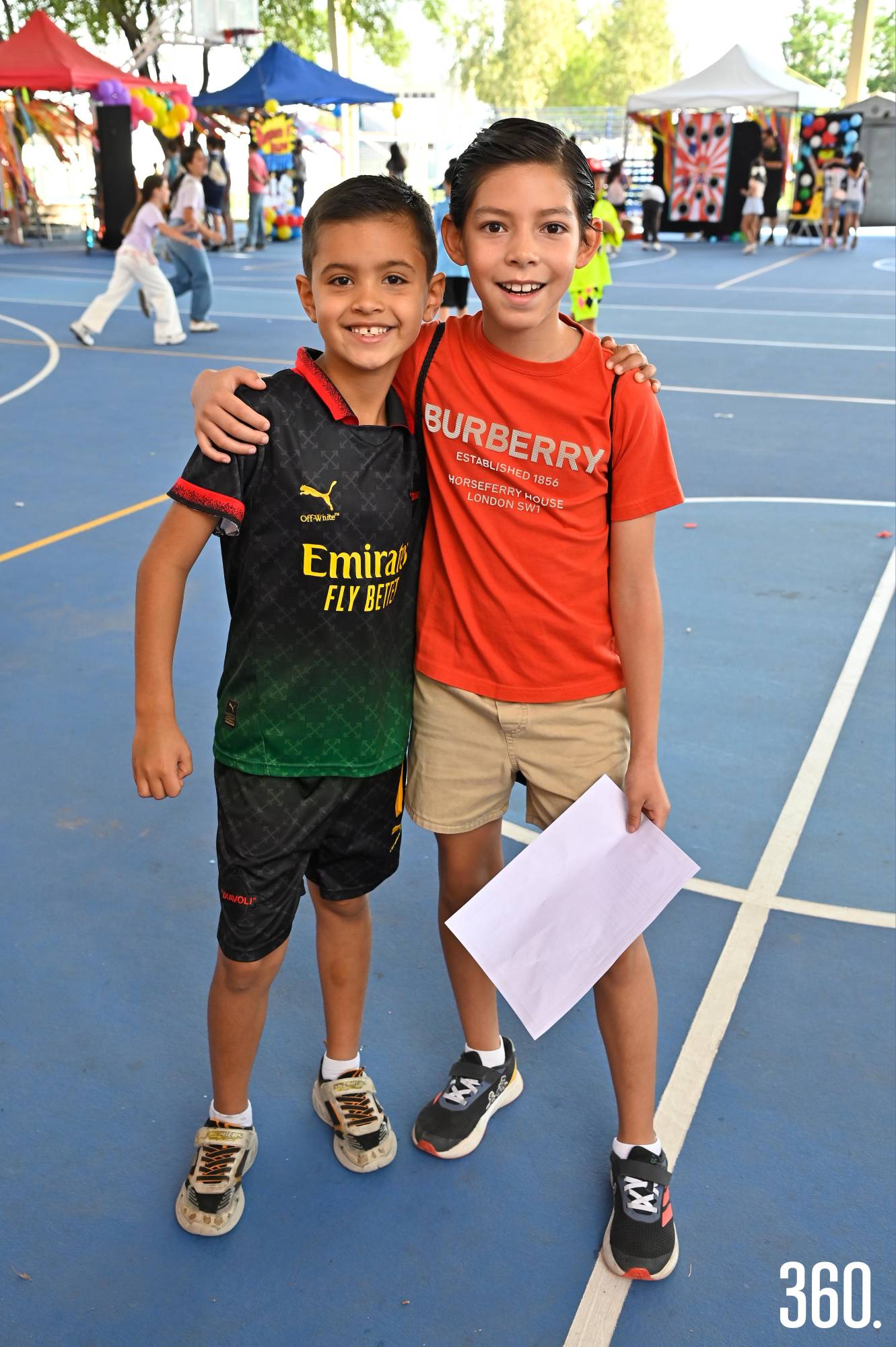 $!Los niños posaron para las fotos con sus amigos.