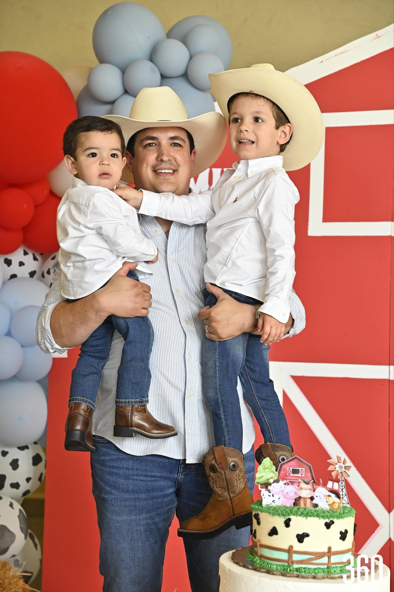$!Los festejados con su papá, Adrián Garza.