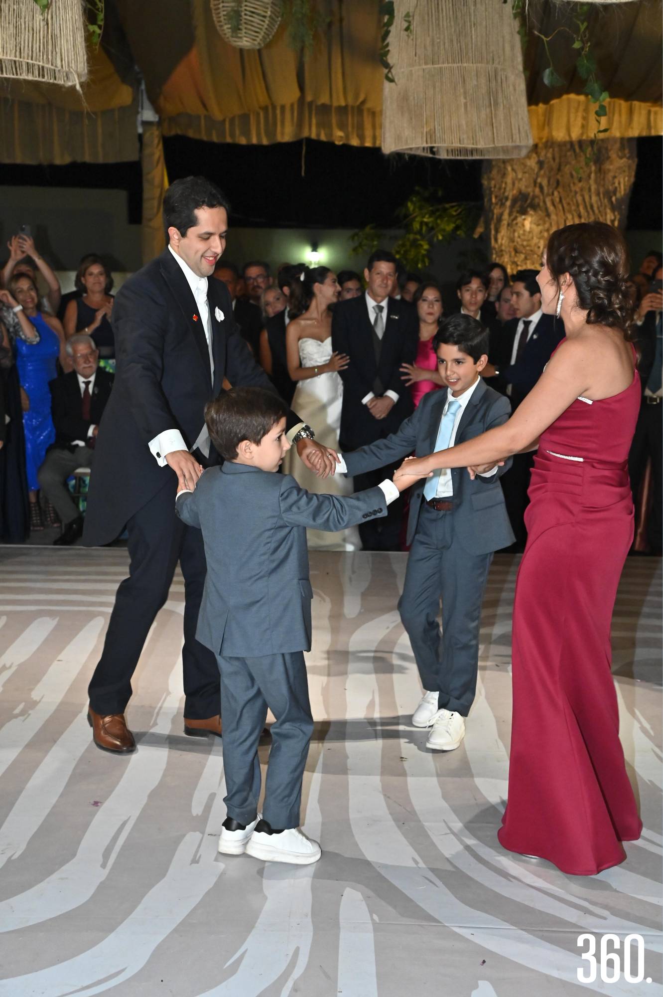 $!Ernesto bailó con su hermana y sus sobrinos.