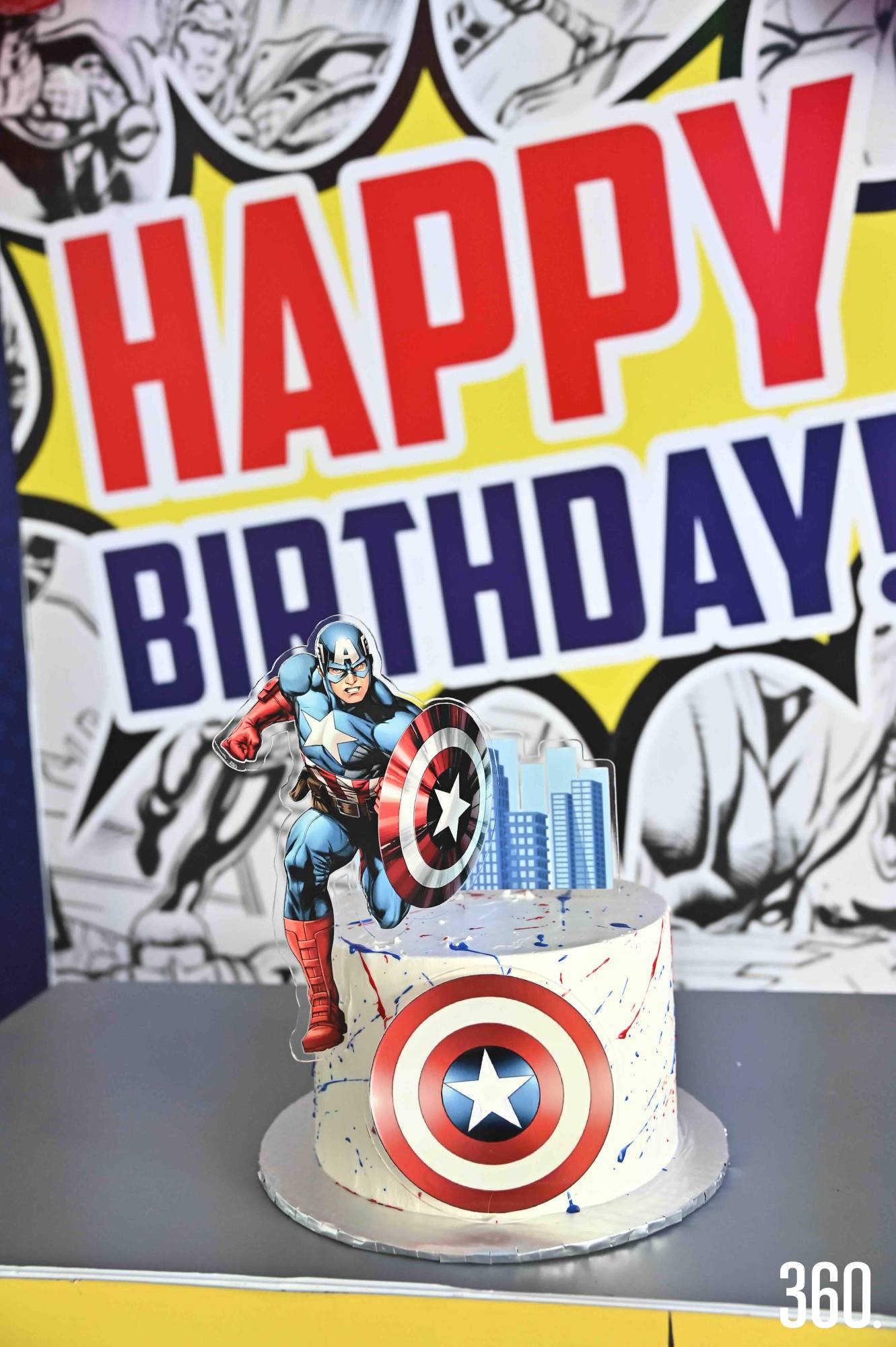 $!Los hermanos tuvieron un hermoso pastel de Capitán América.