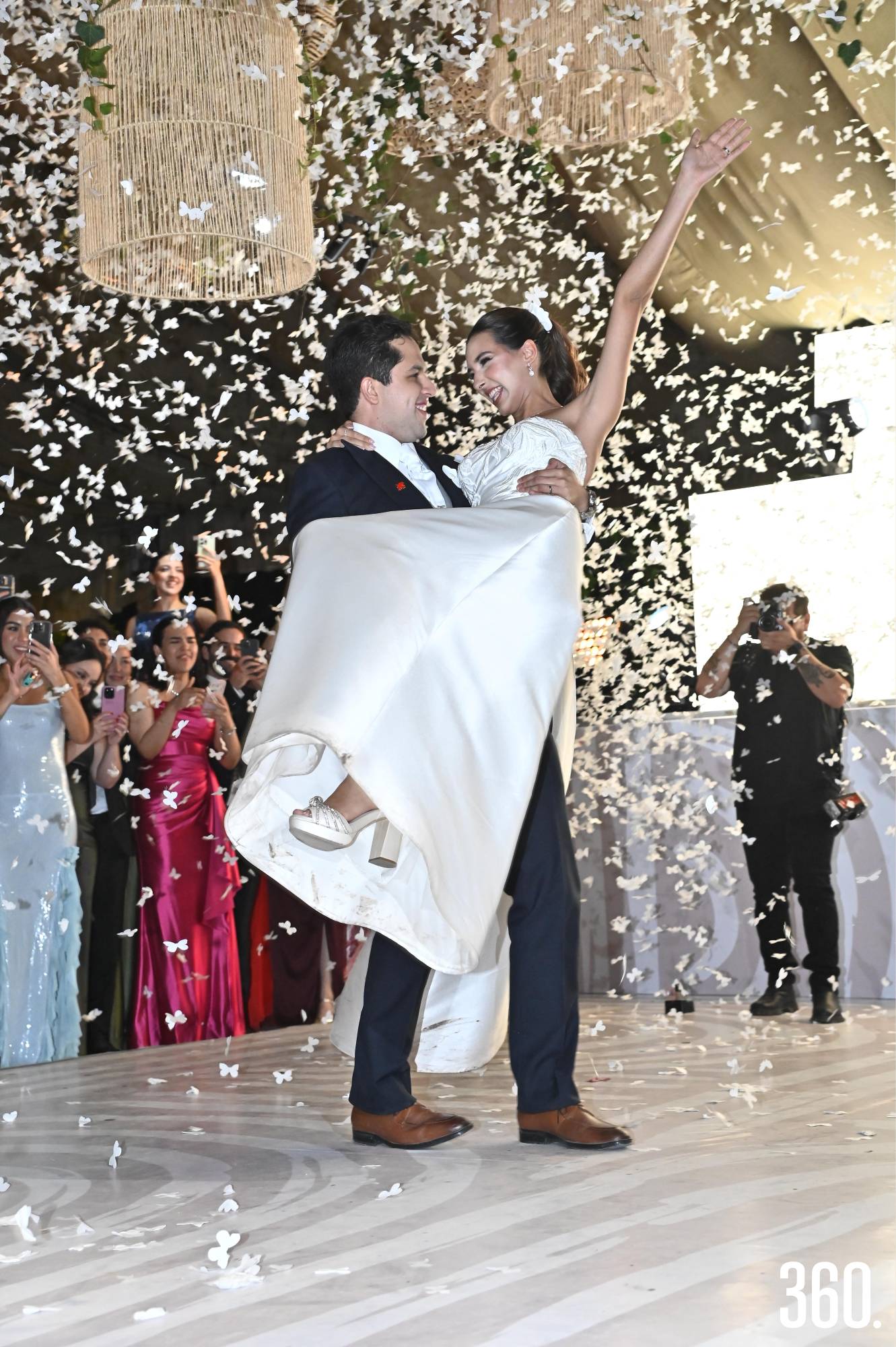$!Los novios durante su primer baile como esposos.