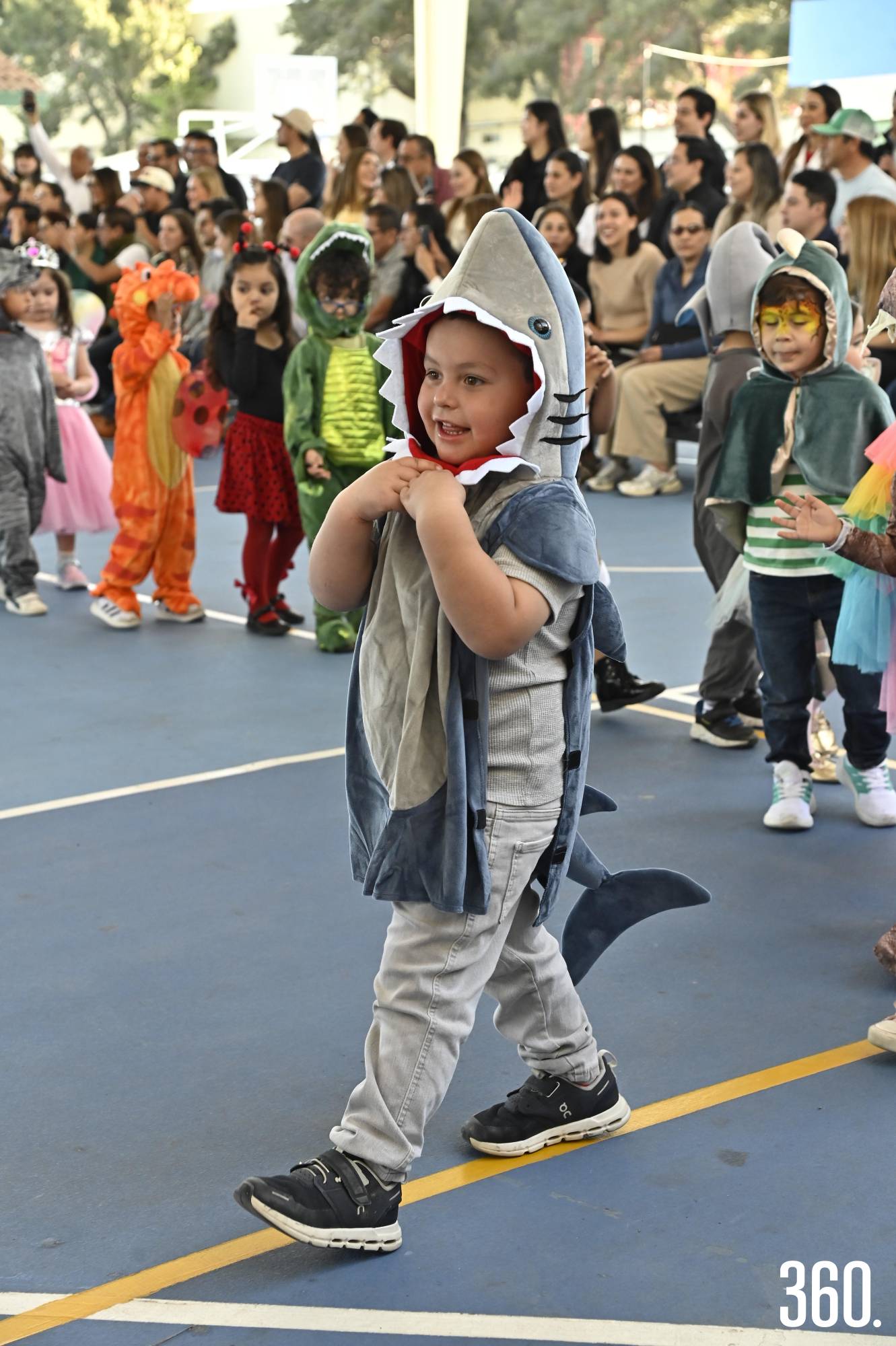 $!Un adorable tiburón se sumó al desfile, arrancando sonrisas a su paso.
