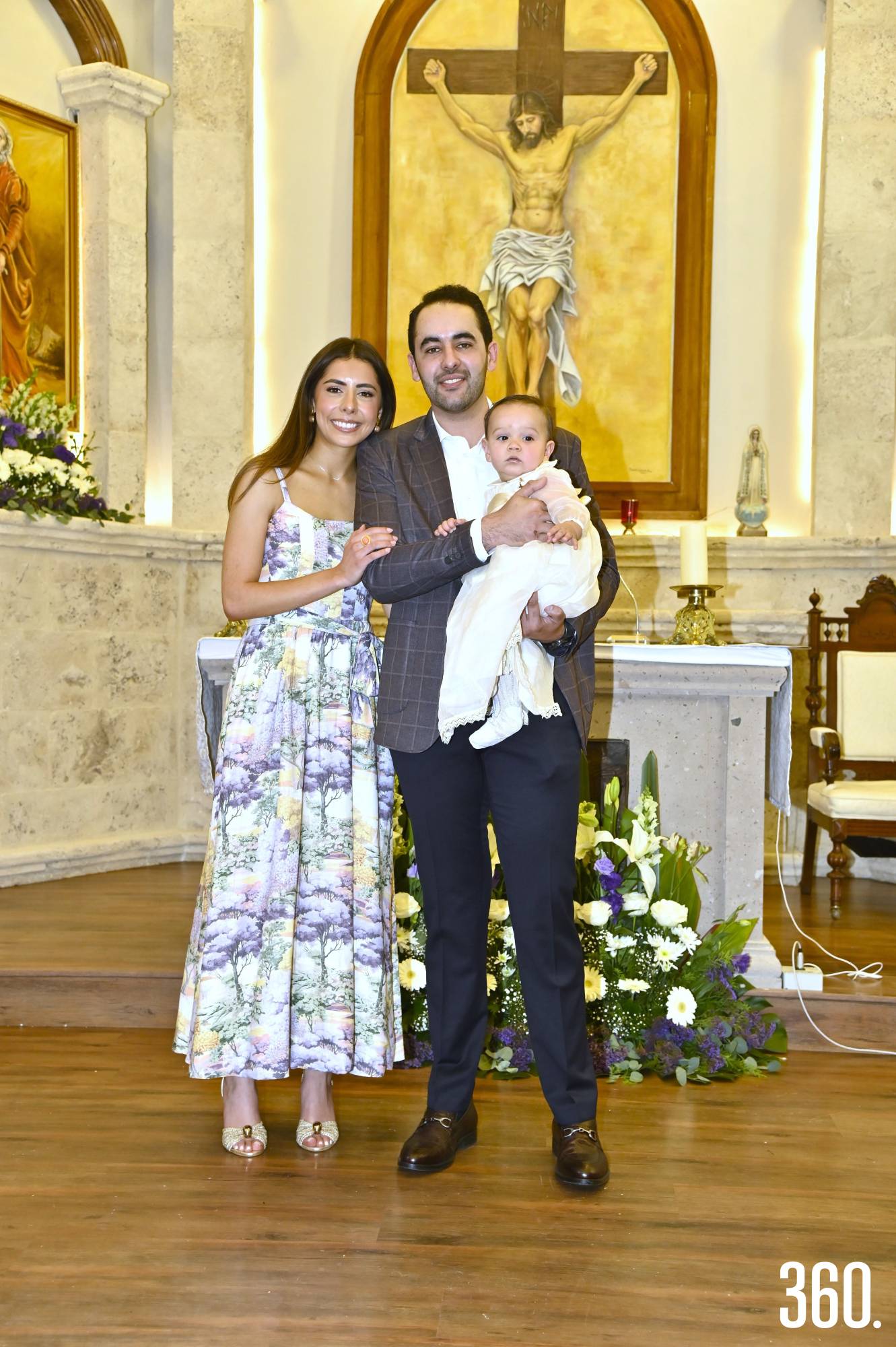 $!Guillermo con sus padrinos, Gaby Cabello y Leonardo Dávila.