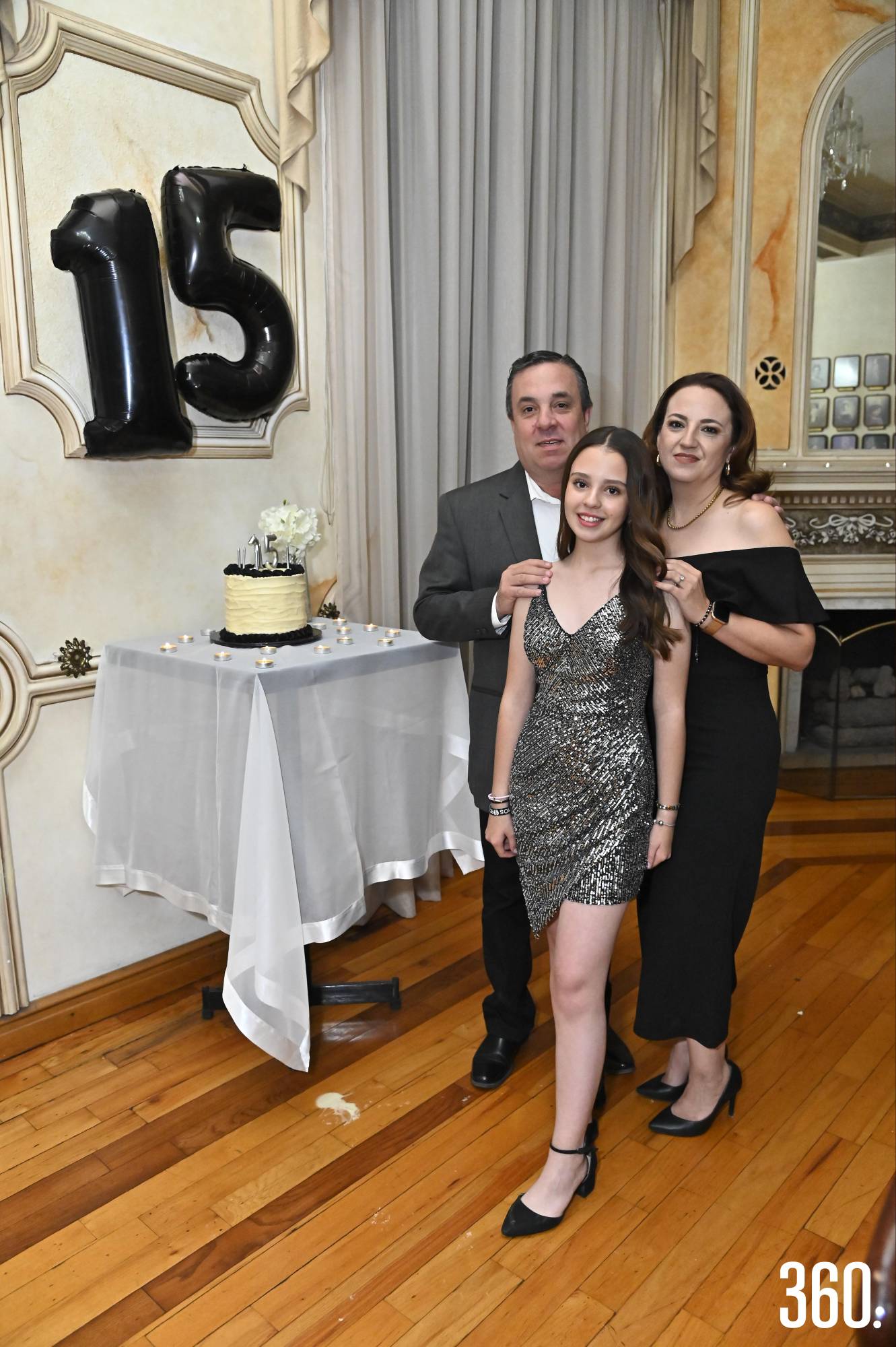 $!Anapaty con sus padres, Armando Boone y Gabriela Martínez.