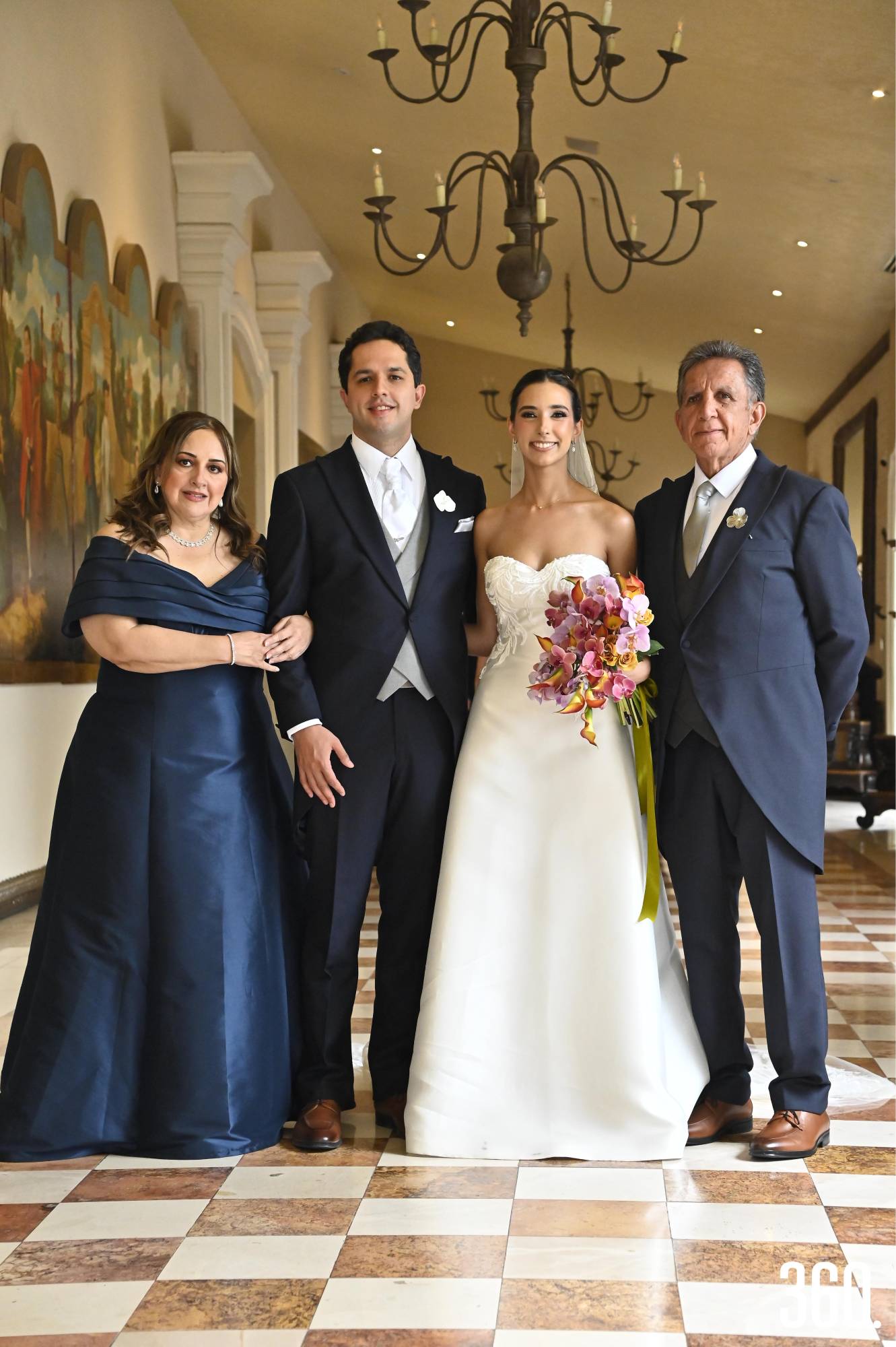 $!La pareja con los papás del novio, Julieta Torres y Eduardo José Aburto.