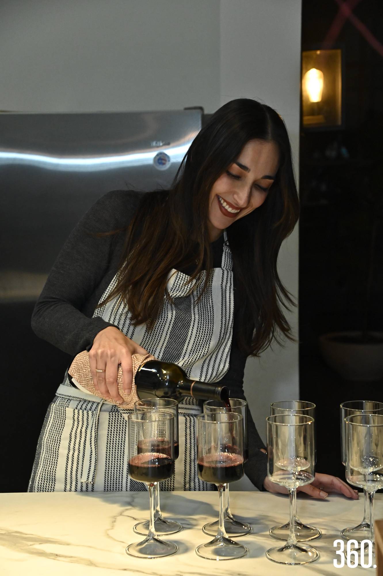 $!Sirven el vino para brindar.