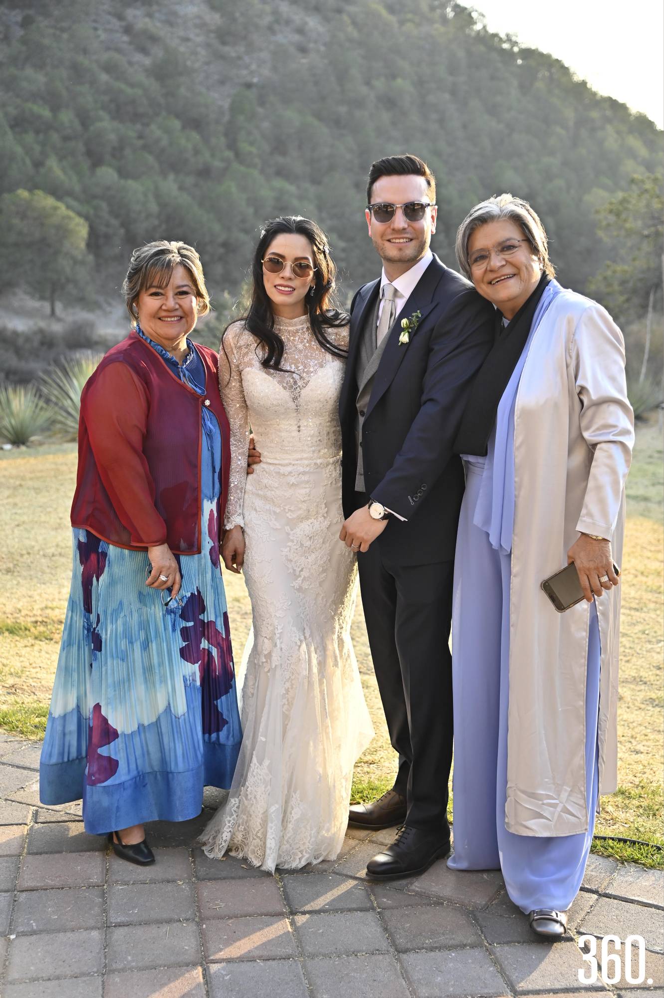 $!Los novios con Carmen de Alba y Rosaura Hernández.
