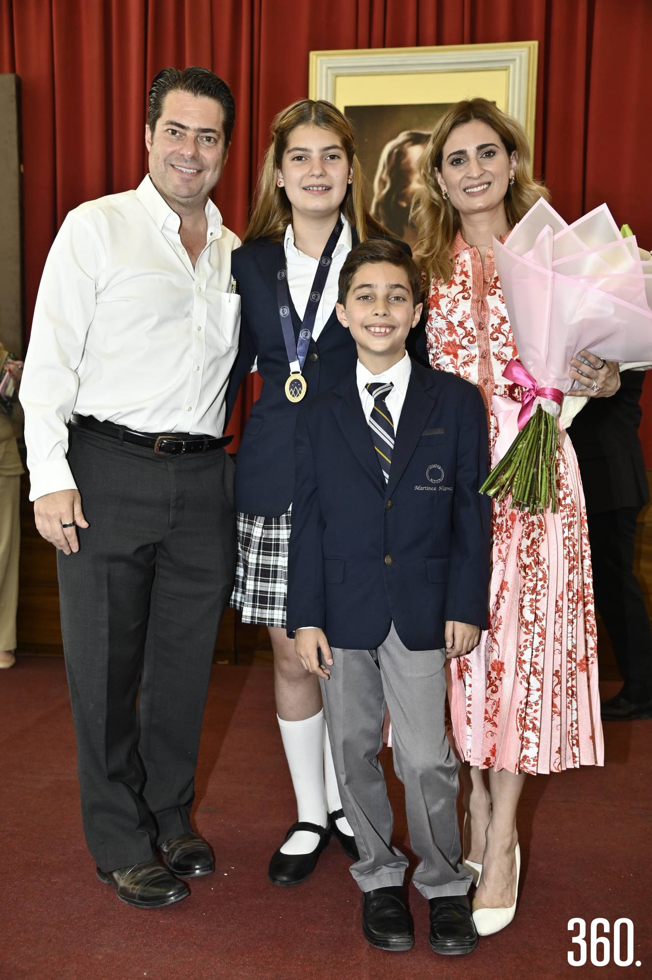 $!Ganadora de la medalla Semper Altius, Lilia María Martínez con sus papás, Enrique Martínez, Lilia Hiarmes y su hermano, Enrique Martínez.