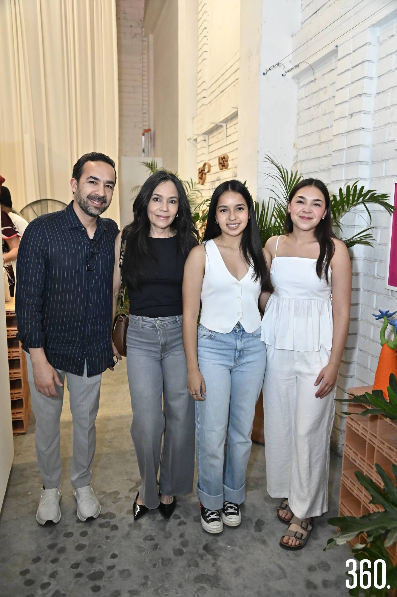 $!Alejandro Fuentes, Adriana Monjarás, Galia y Juliana Fuentes.