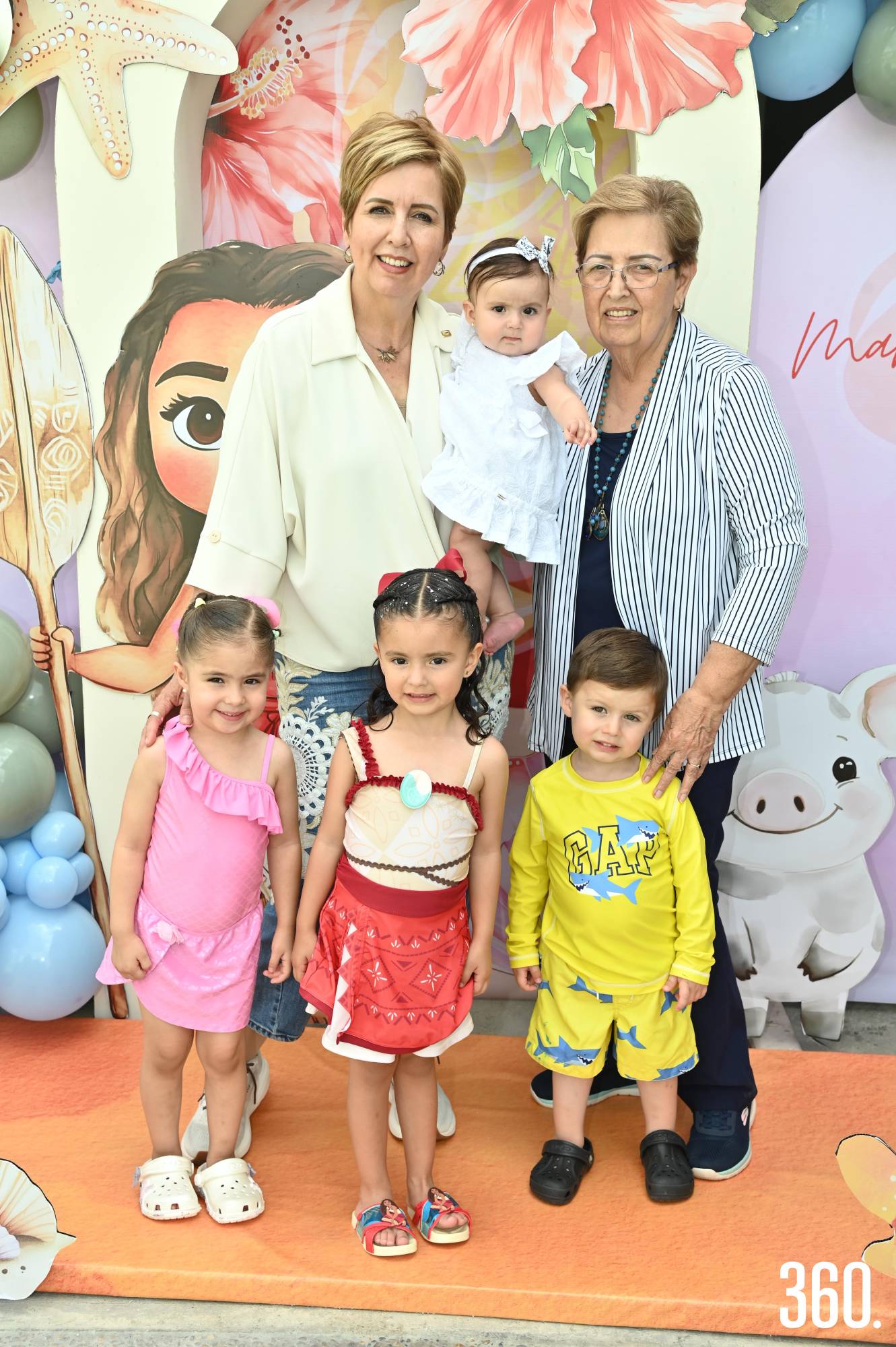 $!La abuela Ofelia Esquivel y la bisabuela María Ofelia Elizondo con sus nietos y bisnietos.