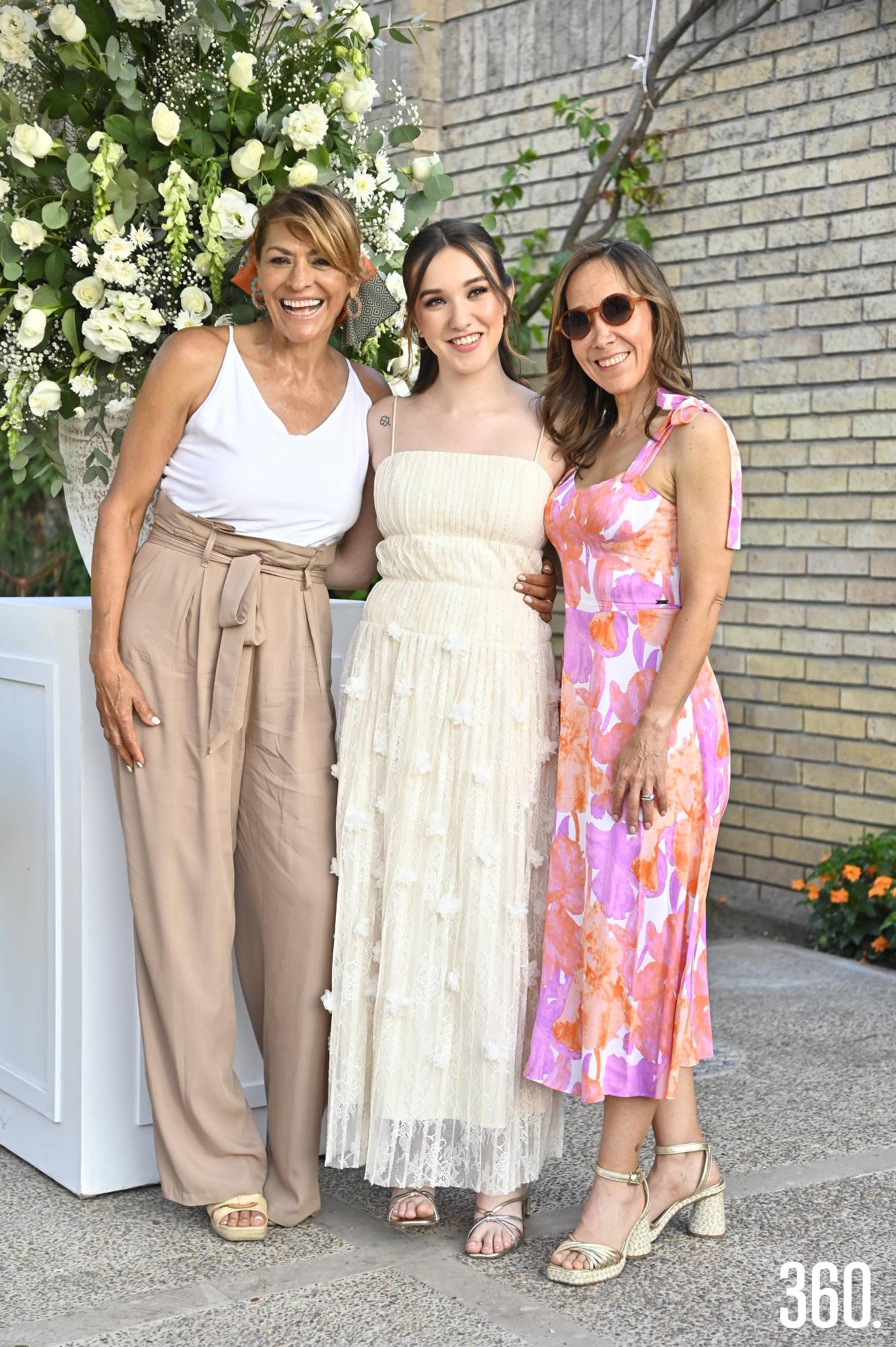 $!Marcela con su mamá Martha Westrup y su suegra Olivia Flores de Prado.