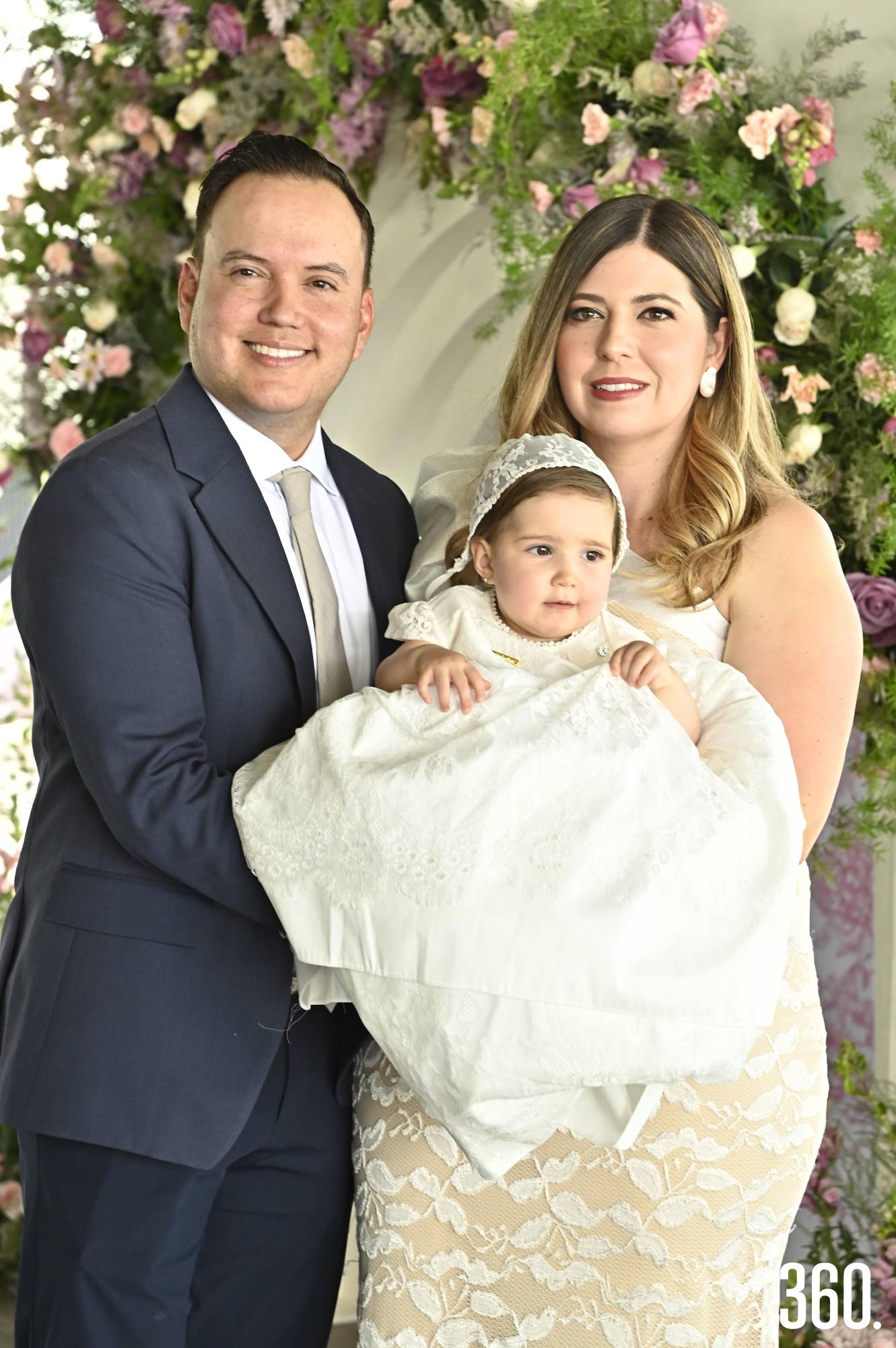 $!Valentina con sus padres Roberto Rendón y Ana Lucía Peart.