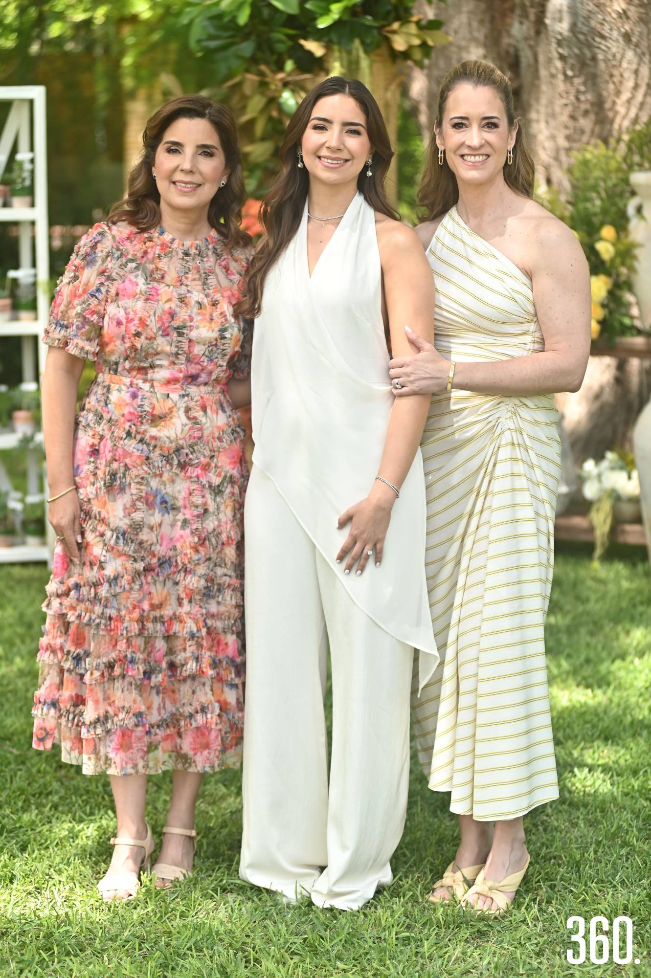 $!Isabella con su mamá, Adriana Vargas Ramos, y su futura suegra, Regina Martínez Villarreal.
