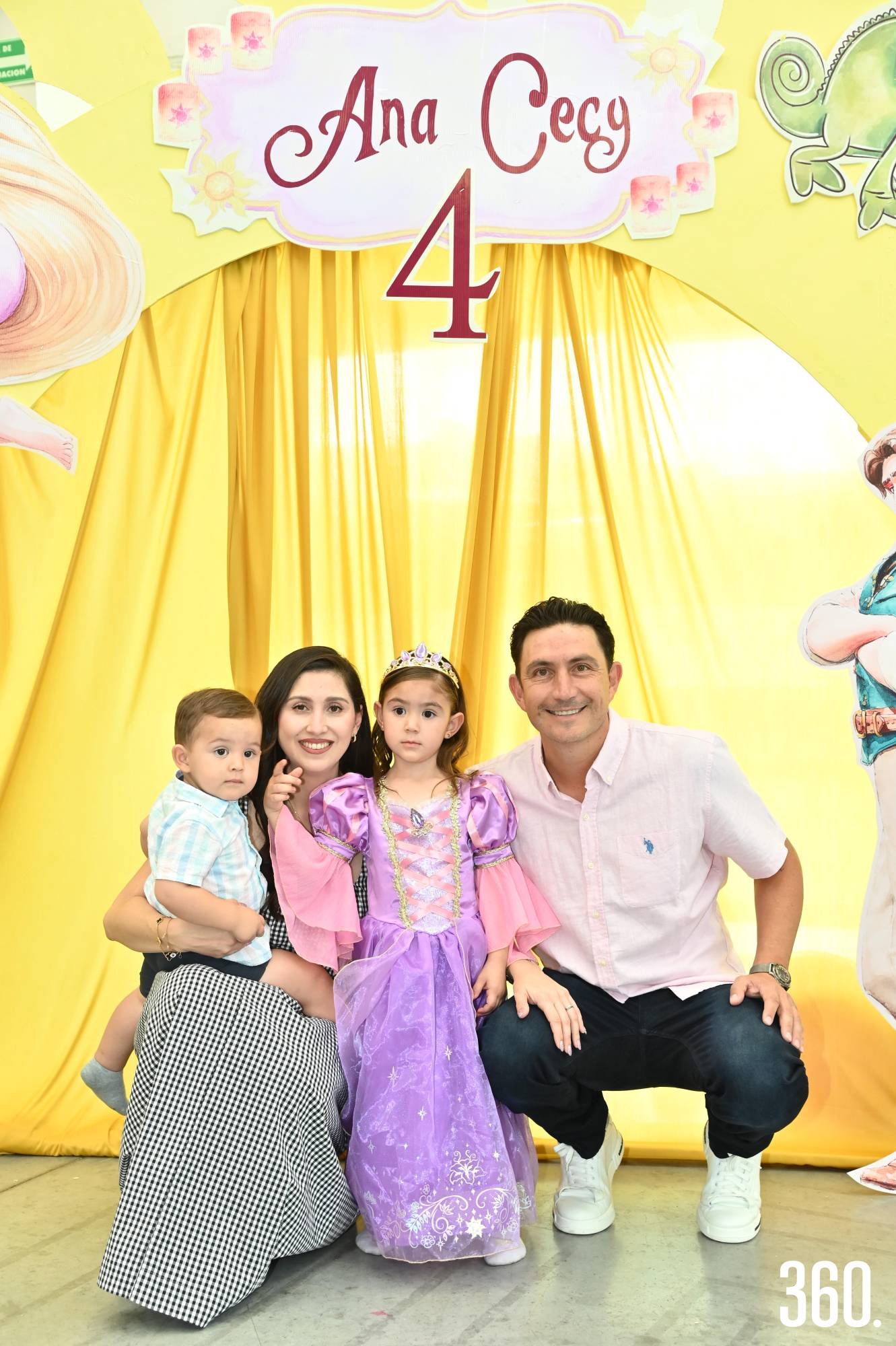 $!Ana Cecy con sus papás Cecilia Valdés, Ángel Prado y su hermano, Ángel Prado Valdés.