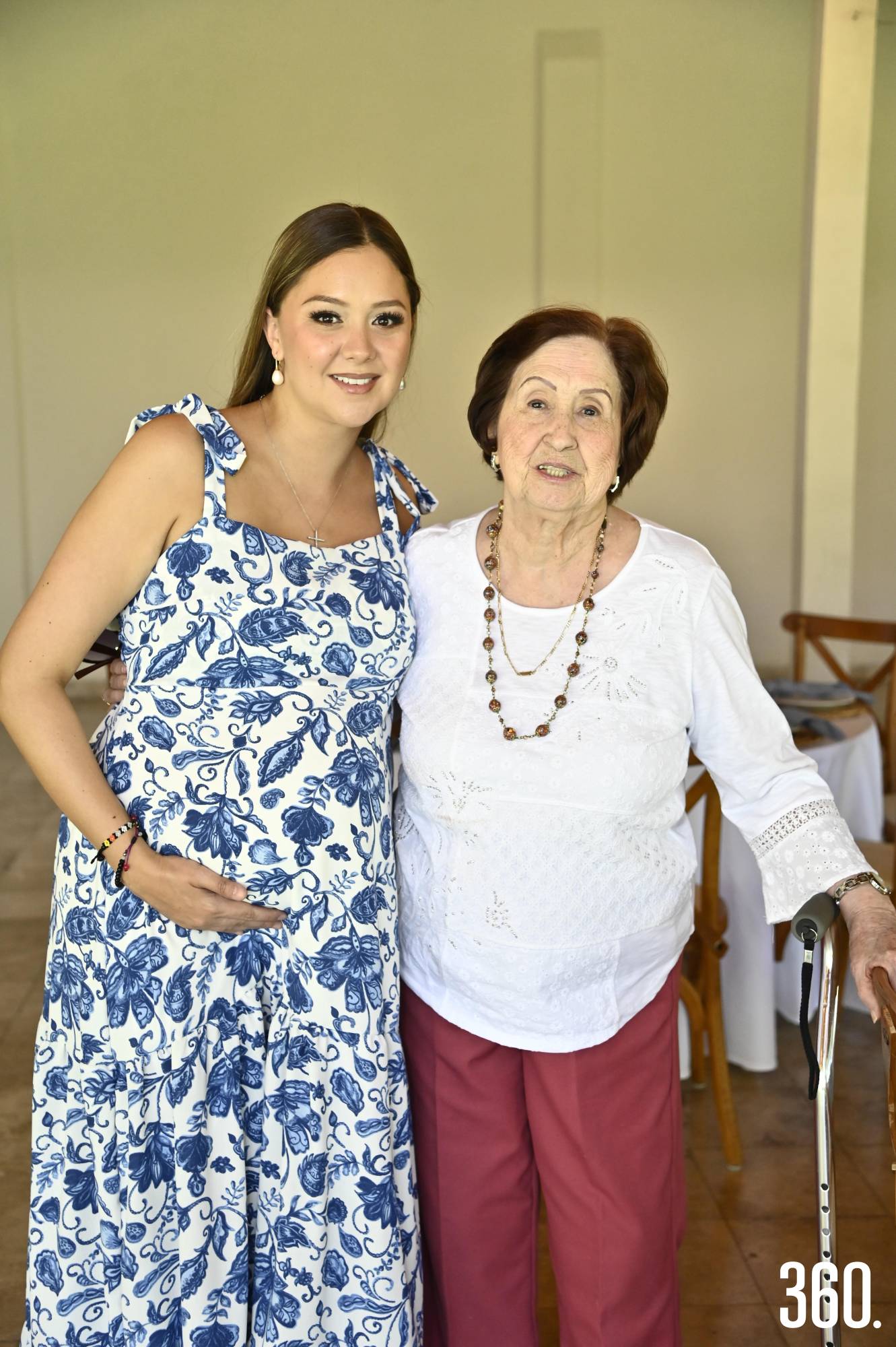 $!Paty con su abuelita Aurora Delgado.