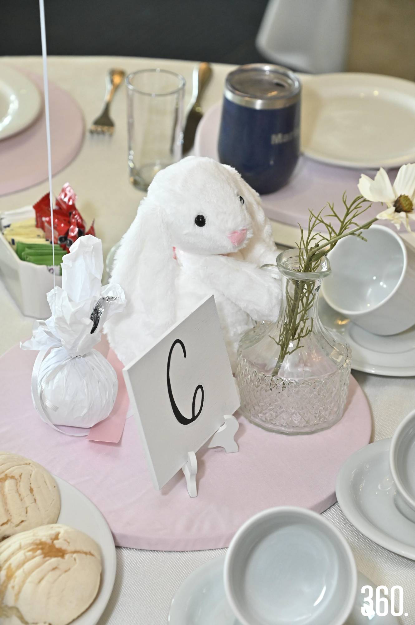 $!Tiernos conejitos de peluche dieron un toque encantador al ambiente.