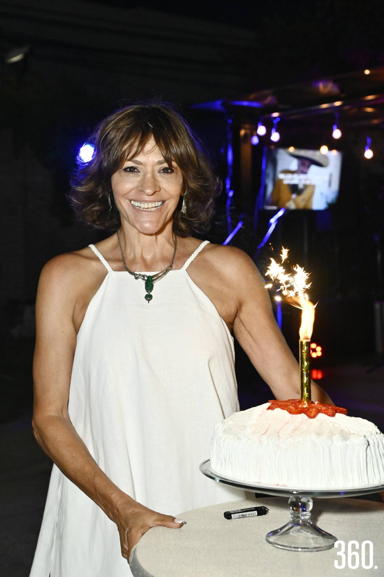 $!Olivia junto a su pastel.