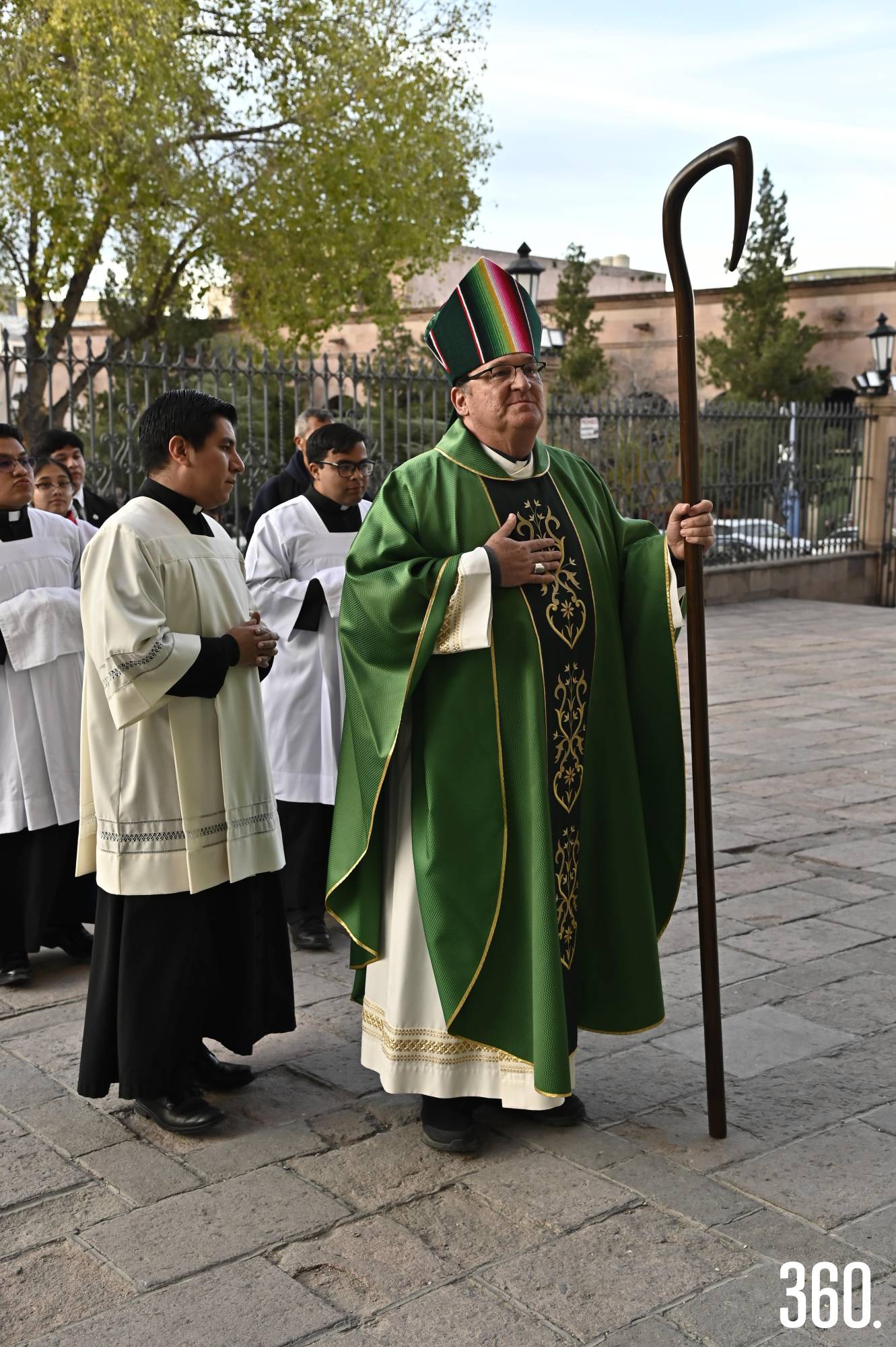 $!El obispo Hilario González García a su llegada a la misa solemne.