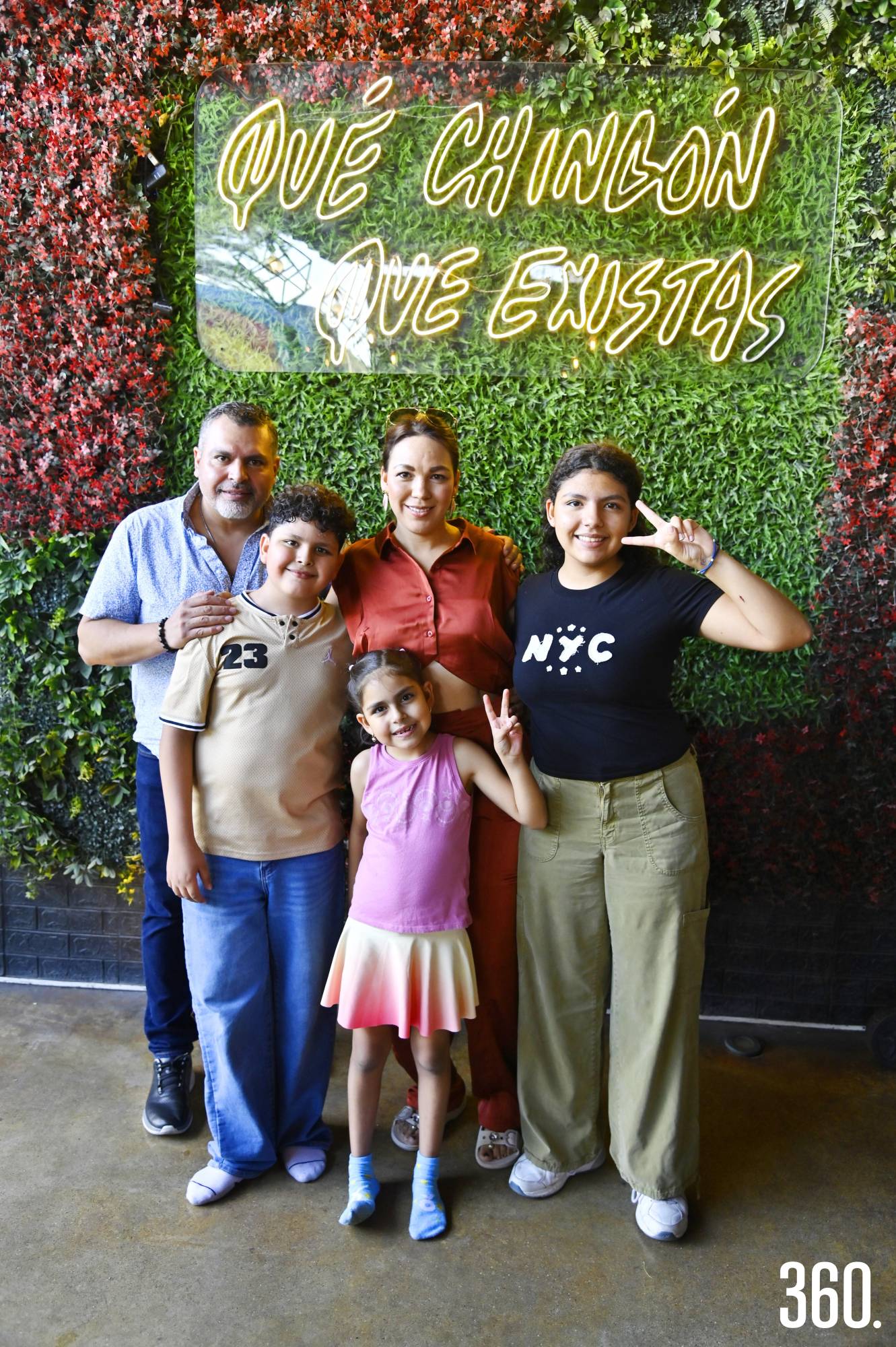 $!José Pablo con sus papás, Pablo Abugarade y Sandra Pérez, y sus hermanas, Sara y María José.