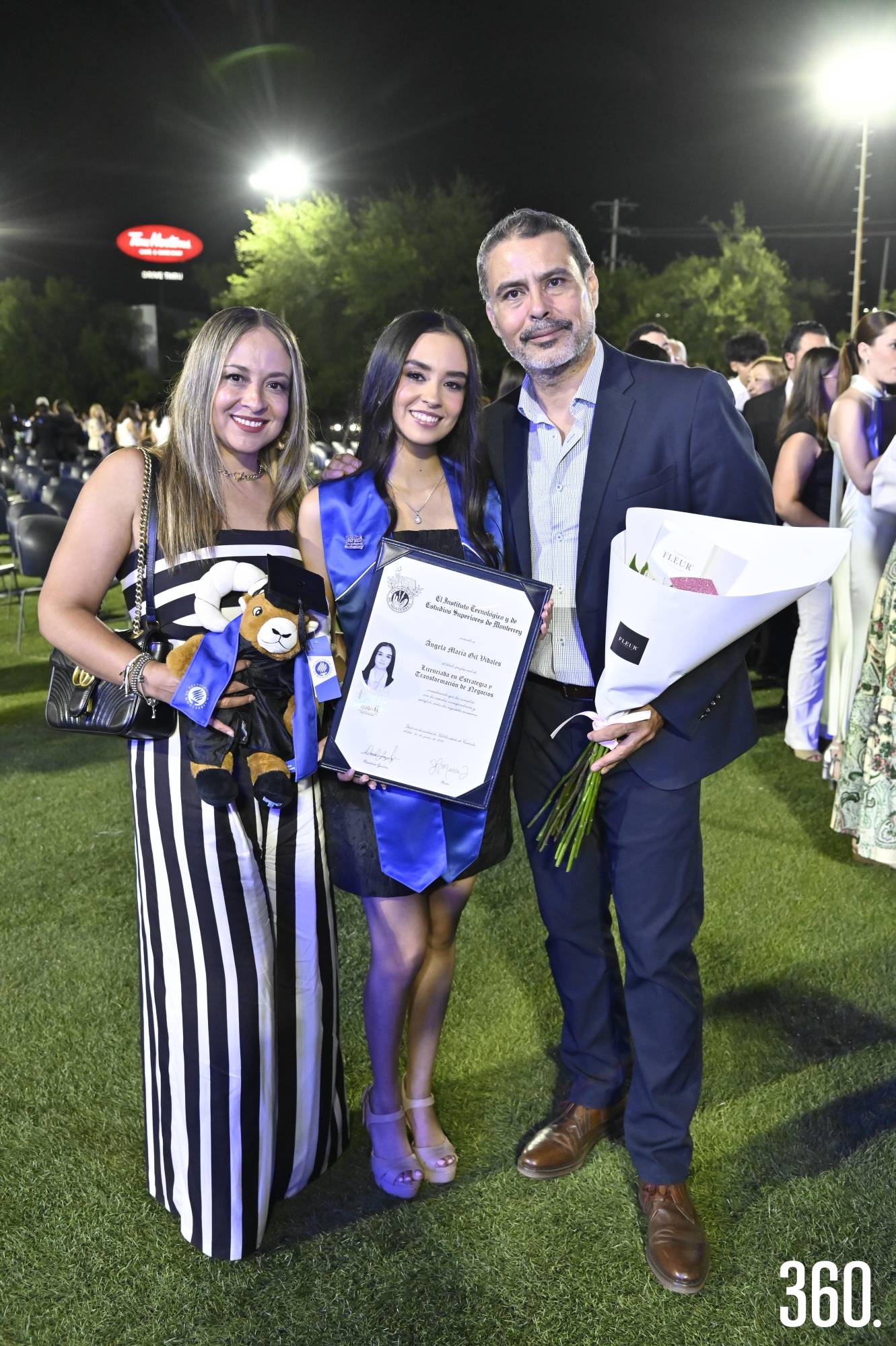 $!Elda Vidales, Ángela María y José Gil.