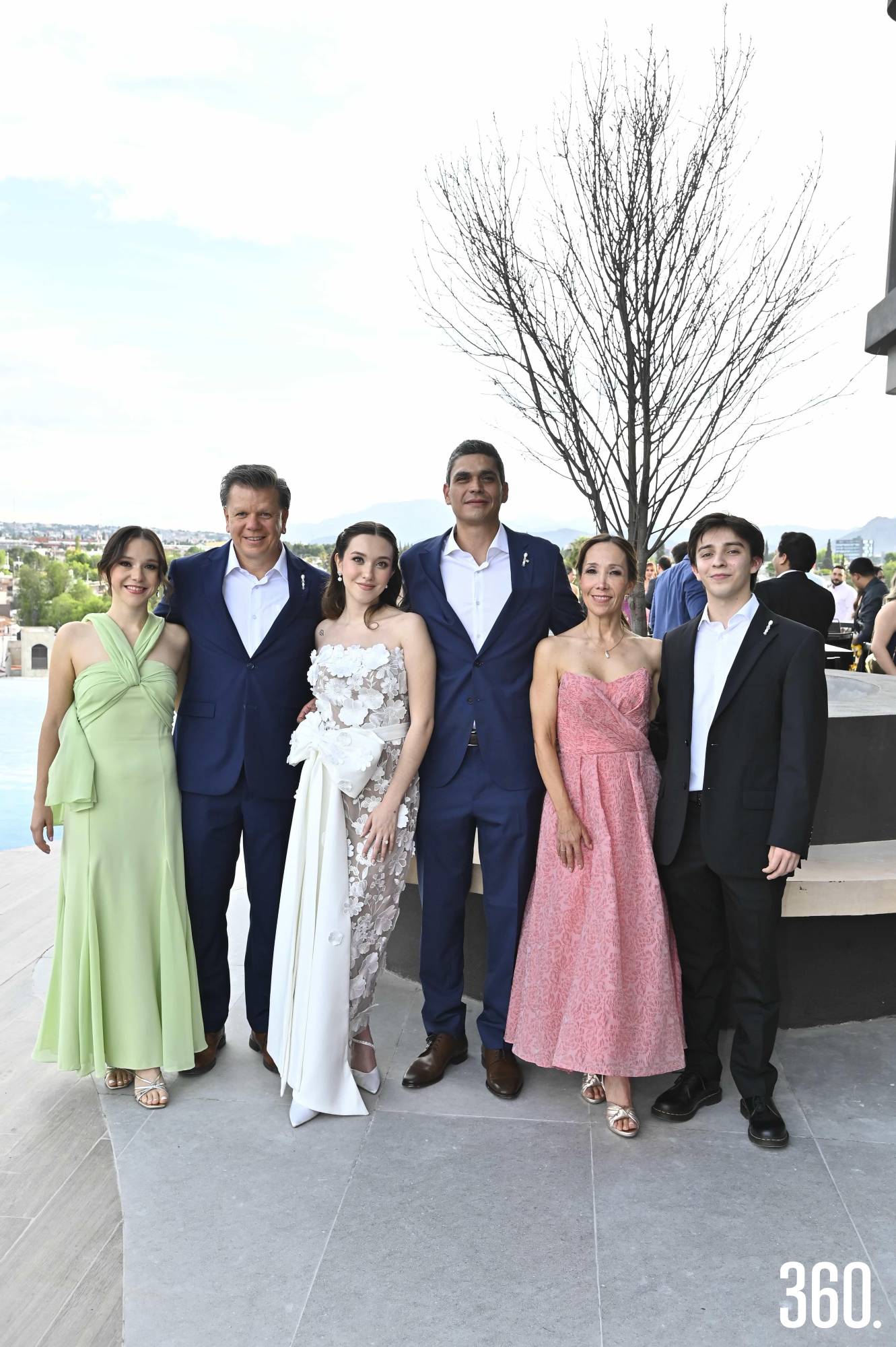 $!Armando y Marce acompañados de su familia.