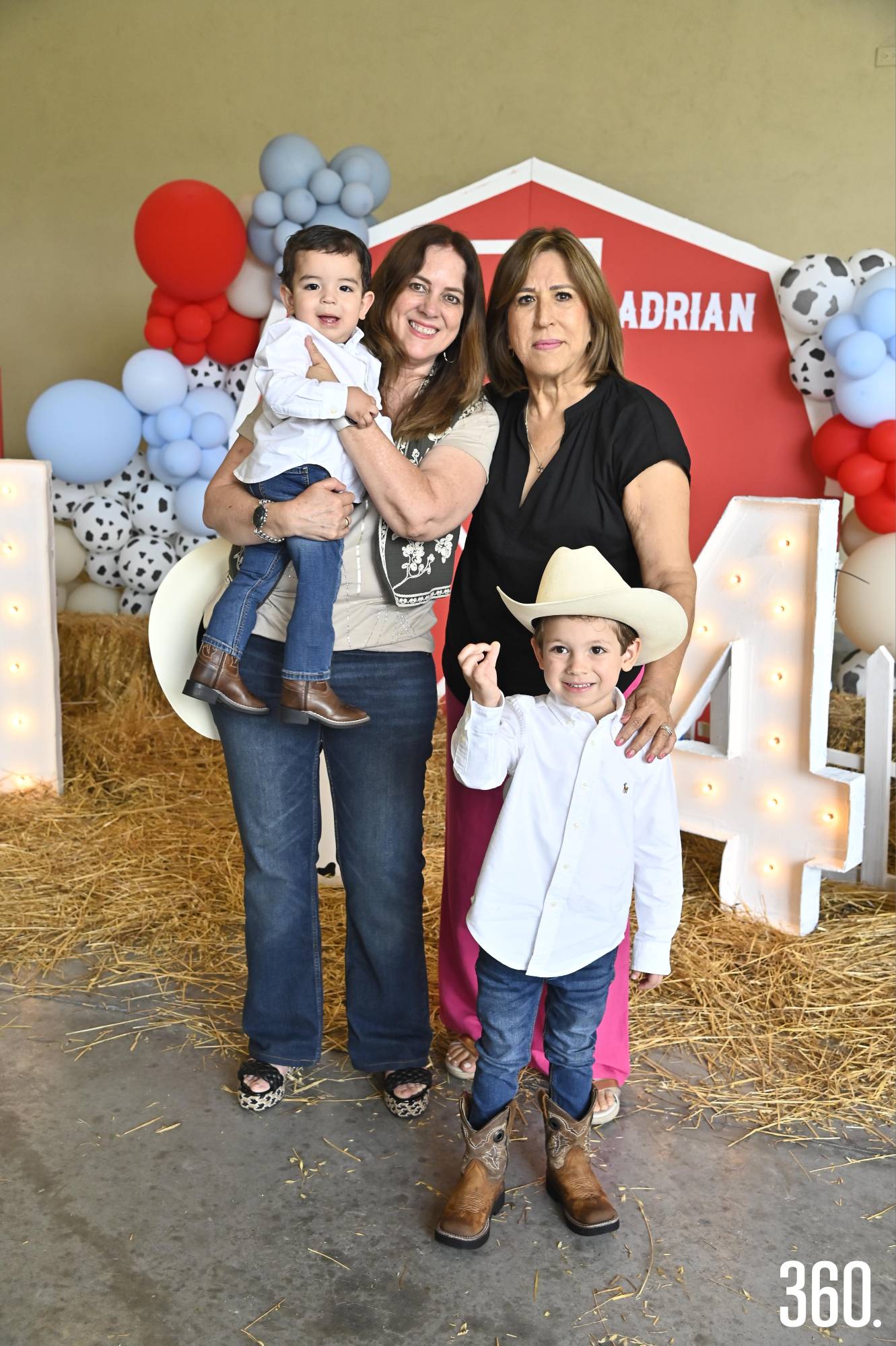 $!Los cumpleañeros con sus abuelitas, Anabel López y María Elena del Bosque.