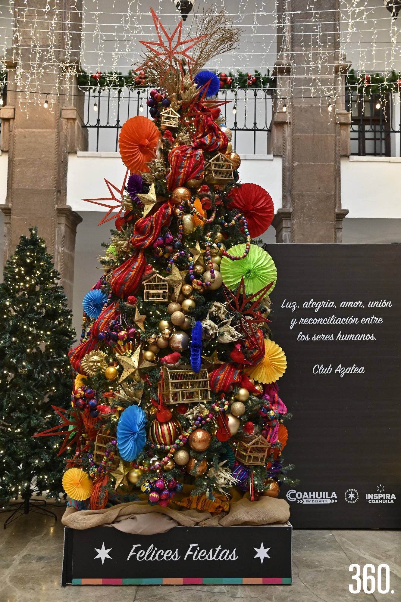 $!Pinos navideños inspirados en símbolos mexicanos llenaron de color y tradición el Palacio de Gobierno.