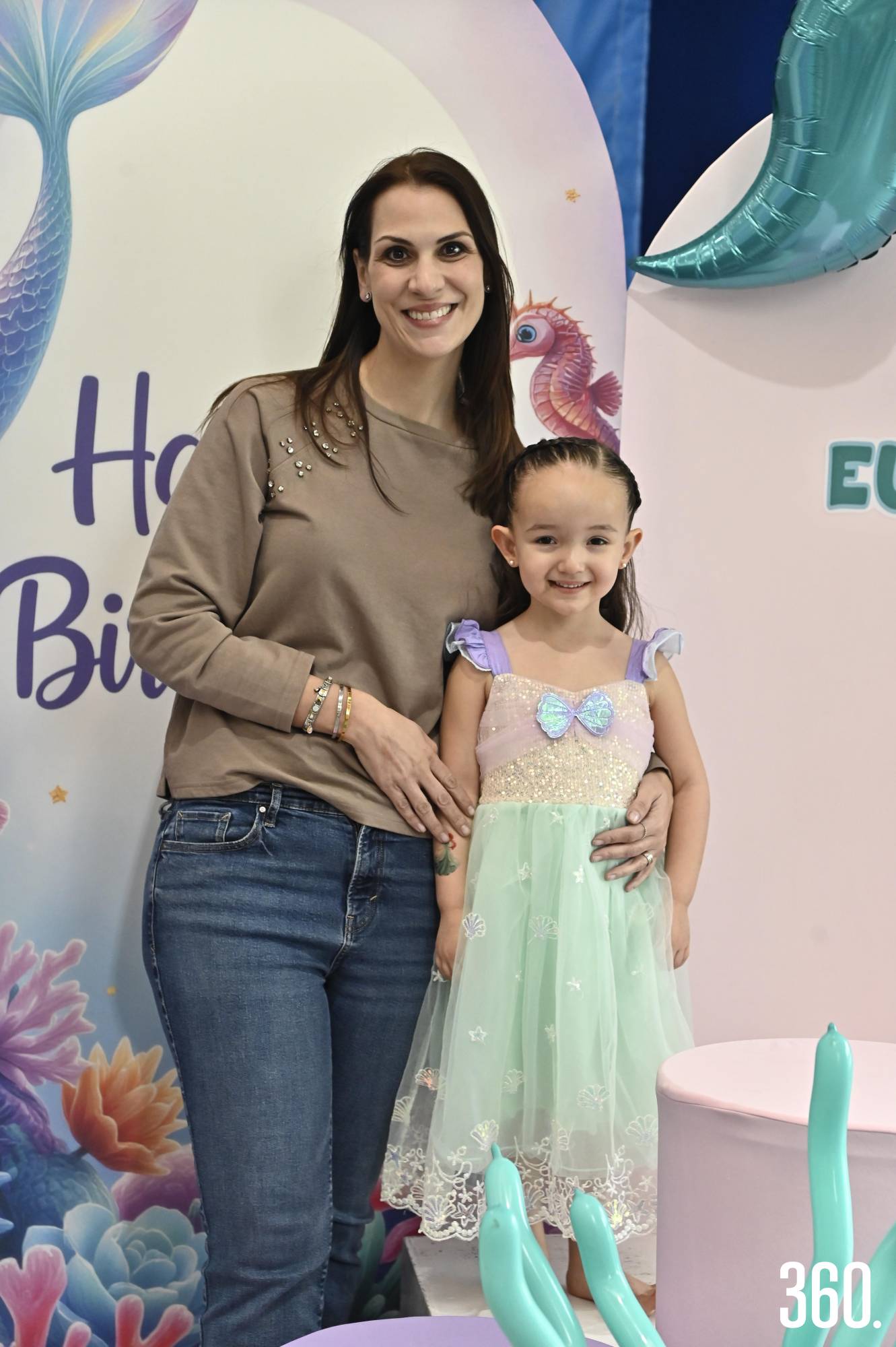 $!Eugenia y su madrina Paola Dainitín.