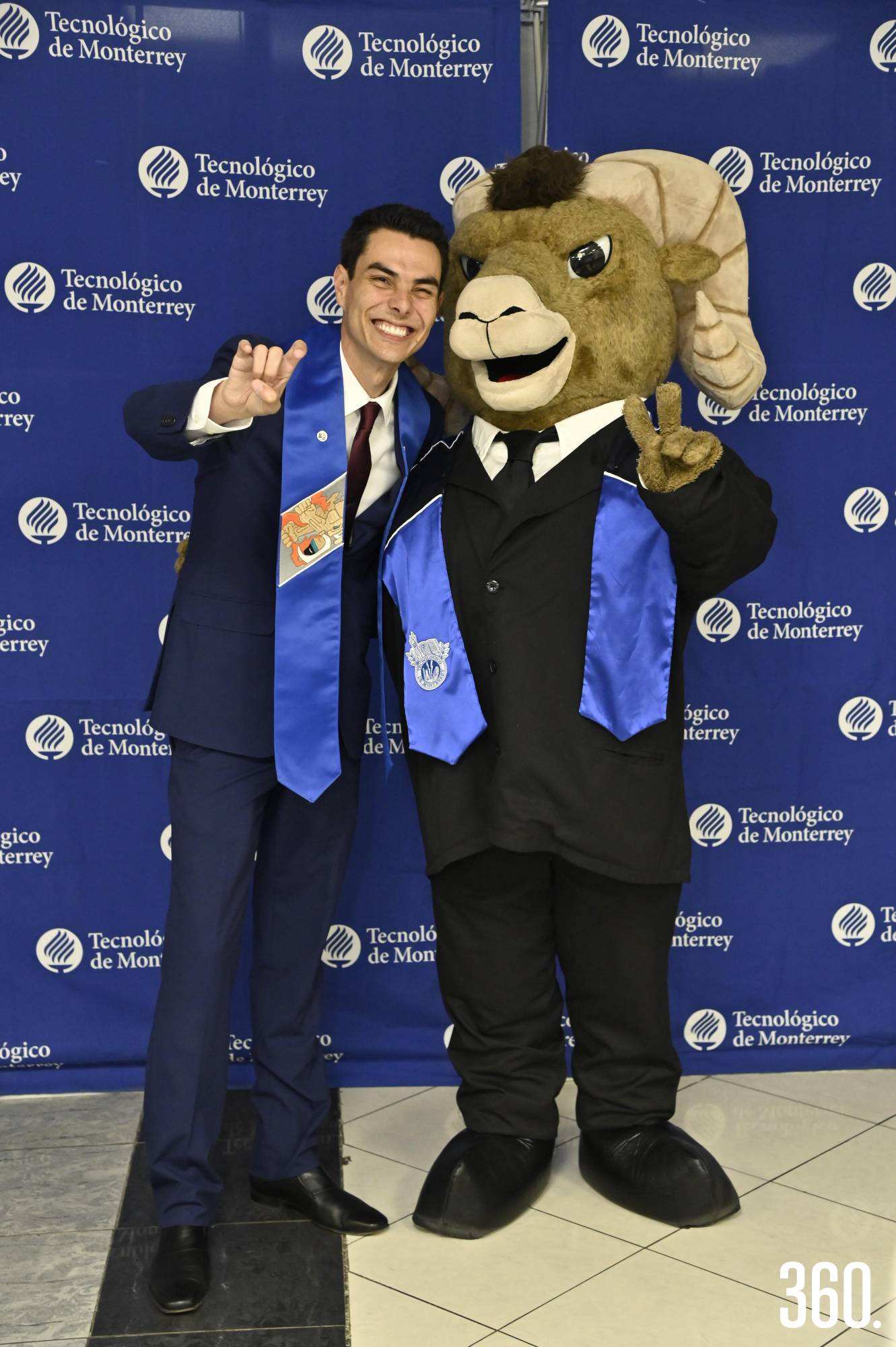 $!Adrián González, director del Tec de Monterrey Campus Saltillo junto a Teus.