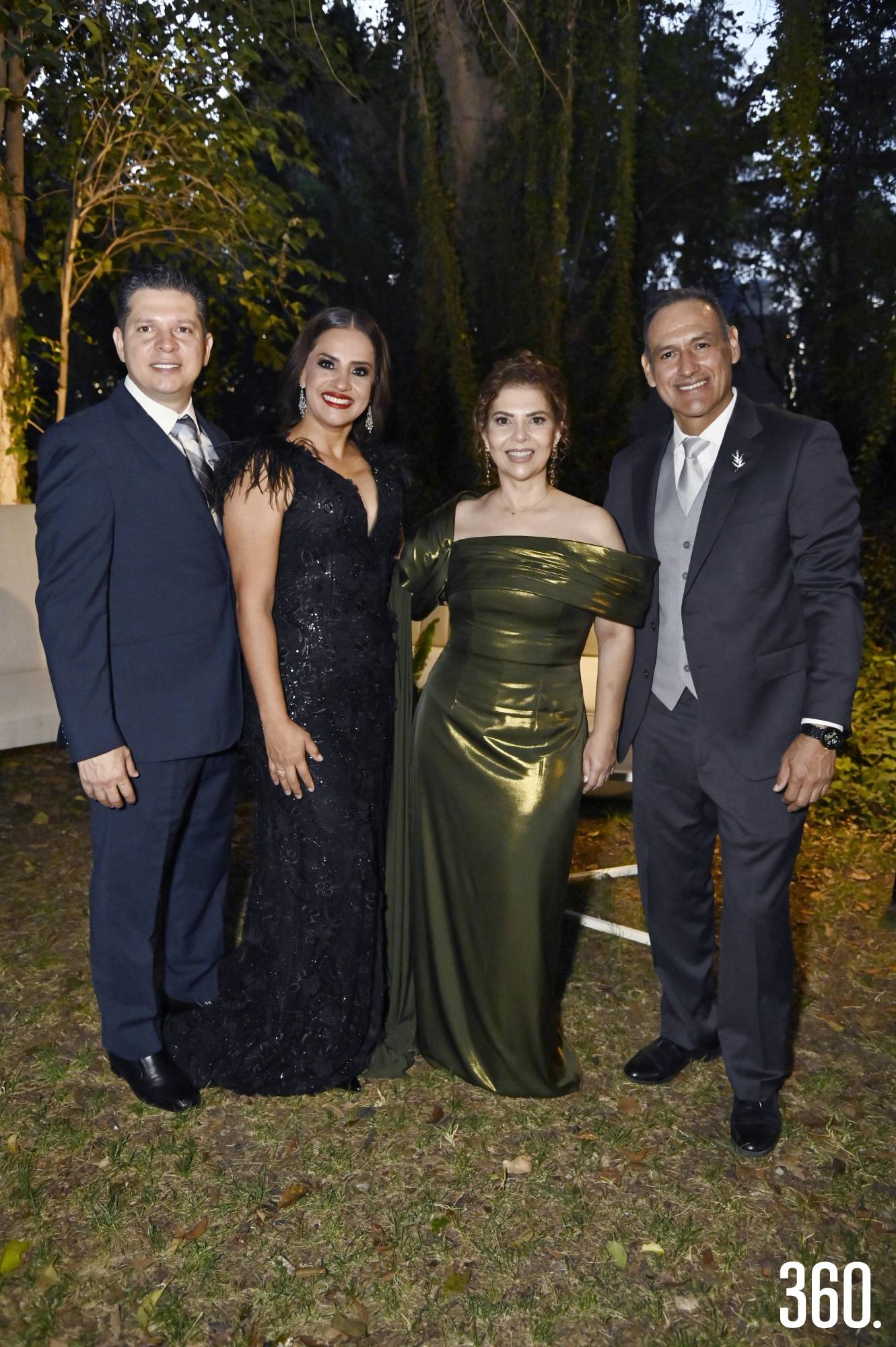 $!Franco de la Fuente, Jazmín de León, Martha Gaona y Óscar Martínez, padres de la novia.