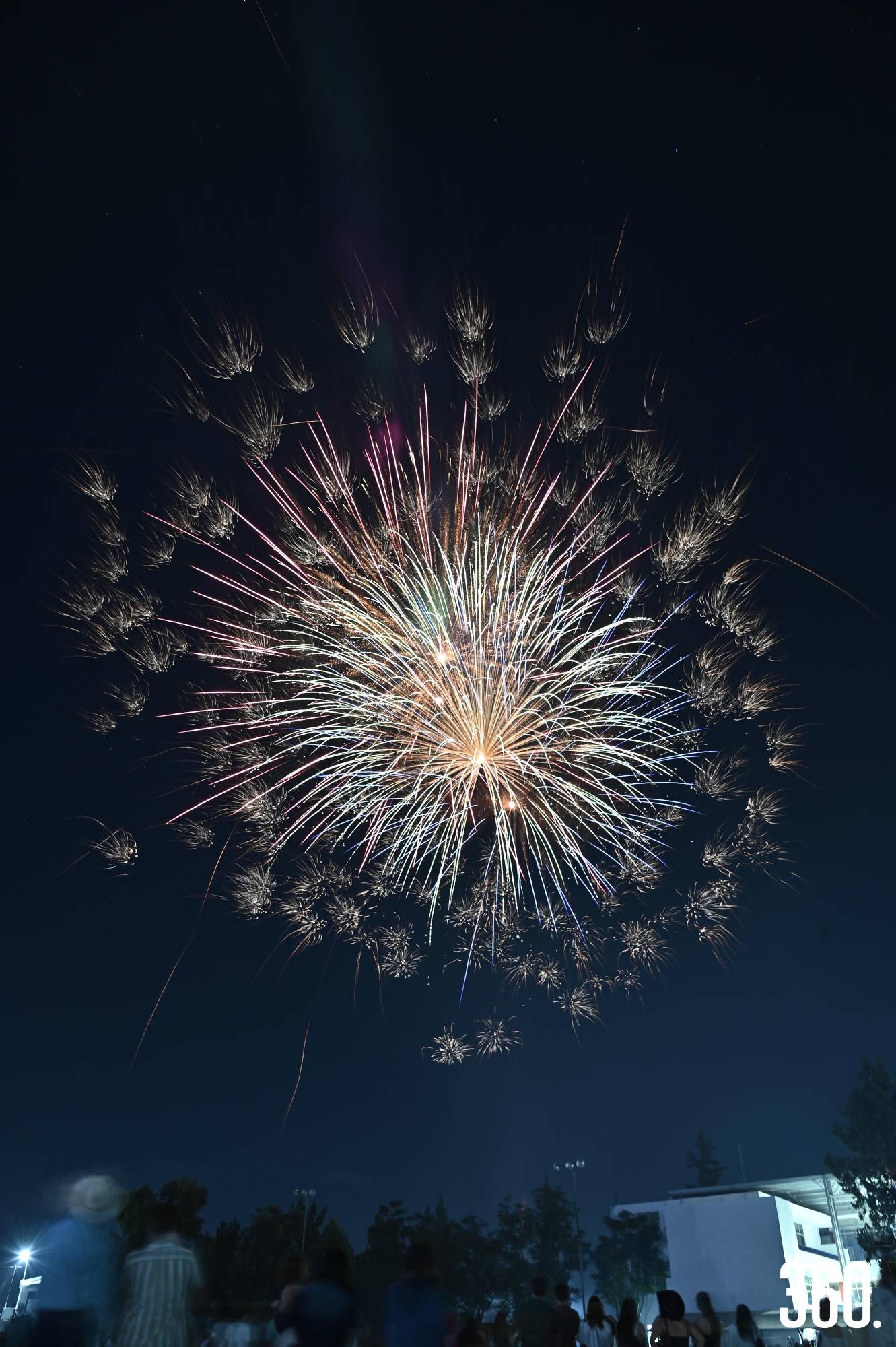 $!Los fuegos artificiales cautivaron a los presentes.