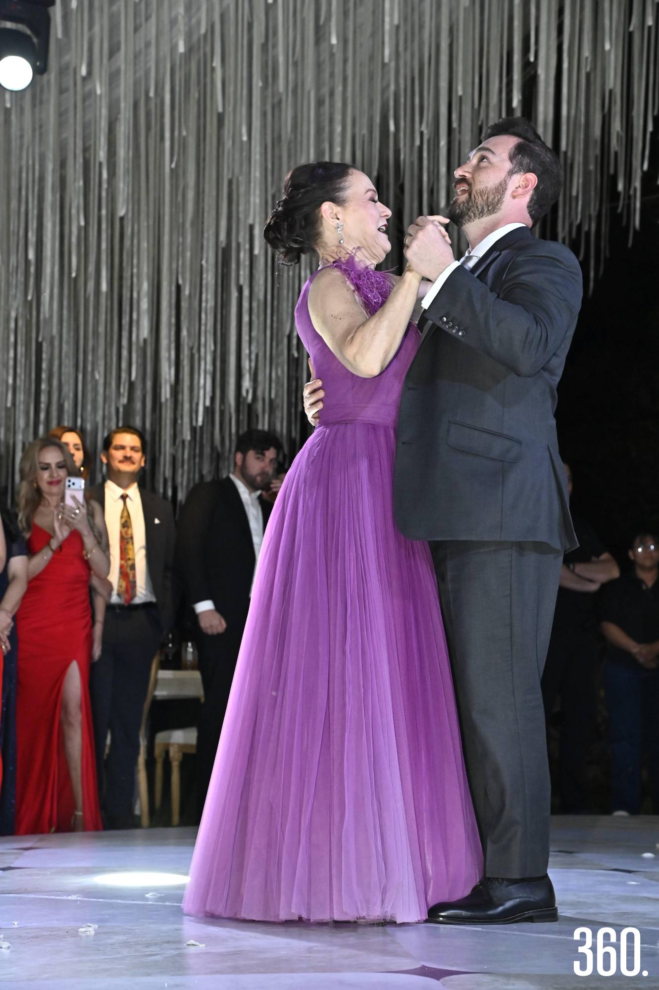 $!Carlos, en un emotivo baile con su mamá, Maritza Bórquez.