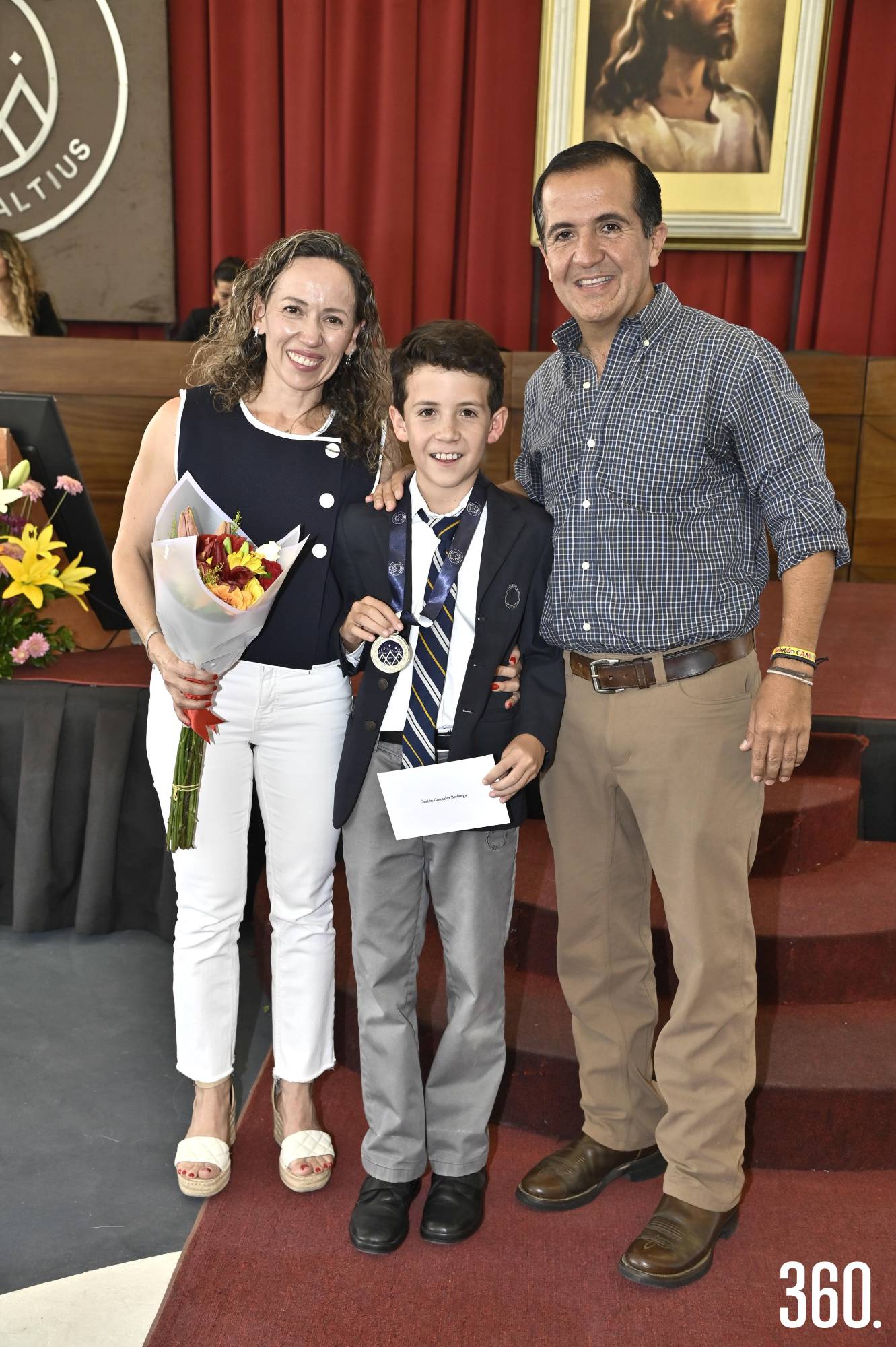 $!Ganador de la medalla Semper Altius, Gastón González con sus papás, Claudia Berlanga y Pedro González.