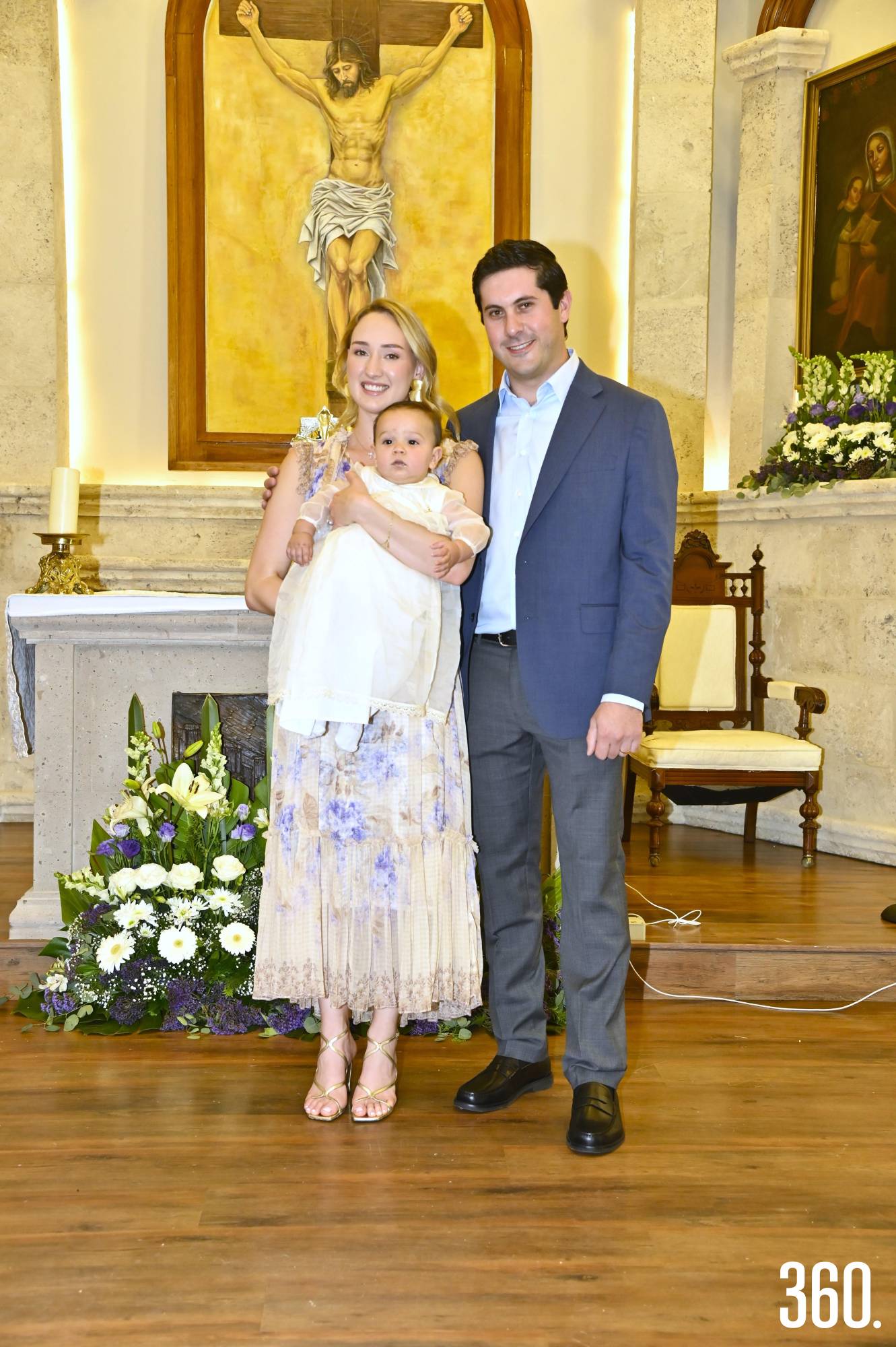 $!Guillermo con sus padrinos al final de la misa.