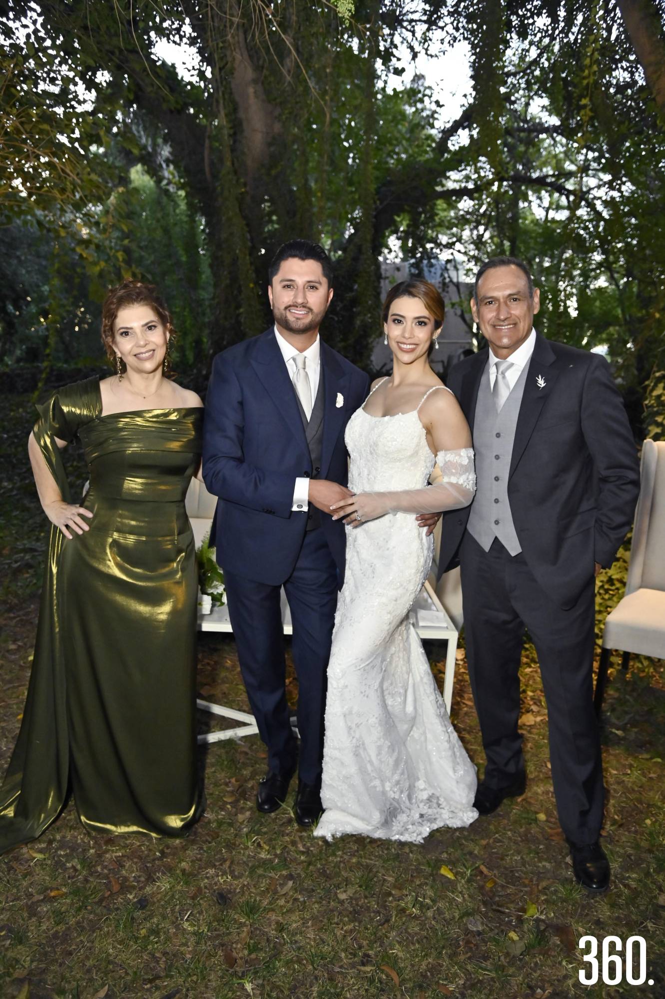 $!Abigail y Marcos con los padres de la novia, Martha Gaona y Óscar Martínez.