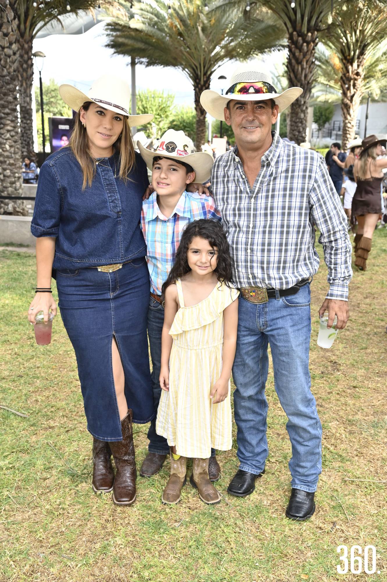 $!Zania Ballesteros, Edgar e Iván y María José Vaquera.