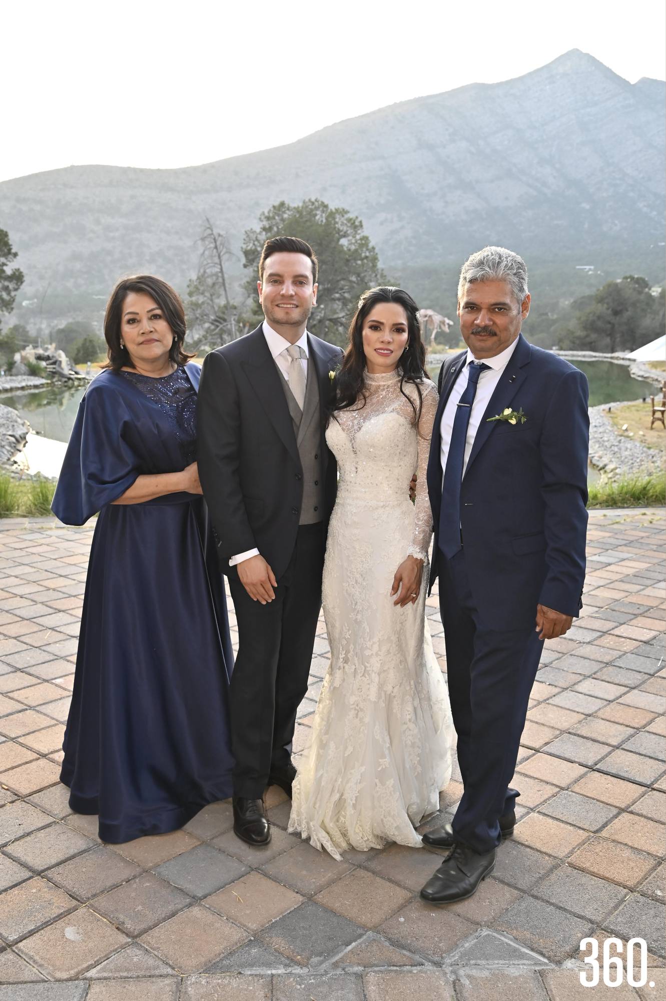 $!José Enrique y Anahí con los papás del novio, Margarita Hernández y Cruz Eliseo Ruiz.