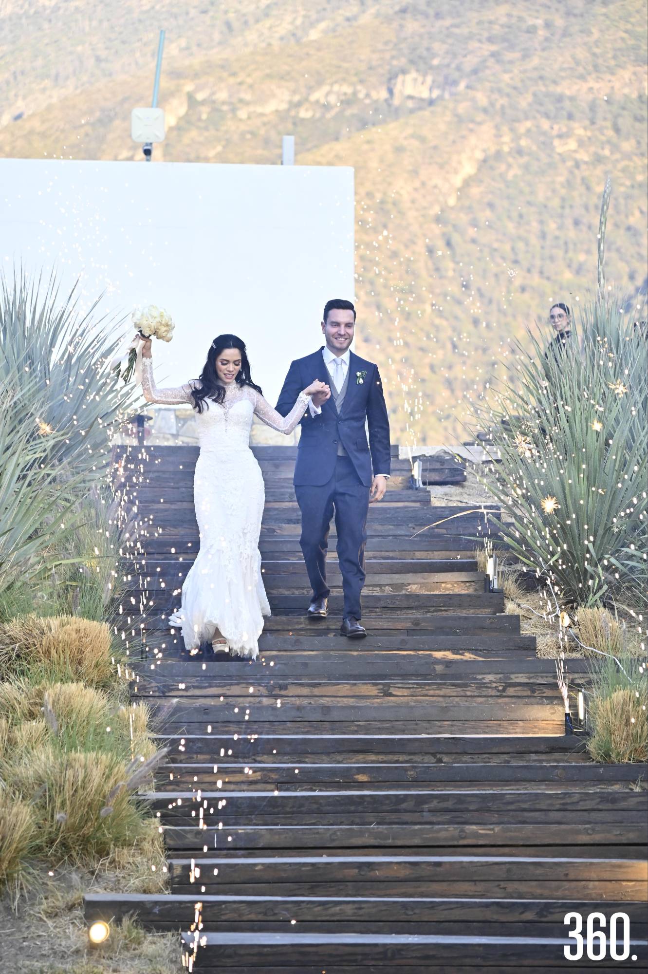 $!Anahí y José Enrique bajando a la recepción.
