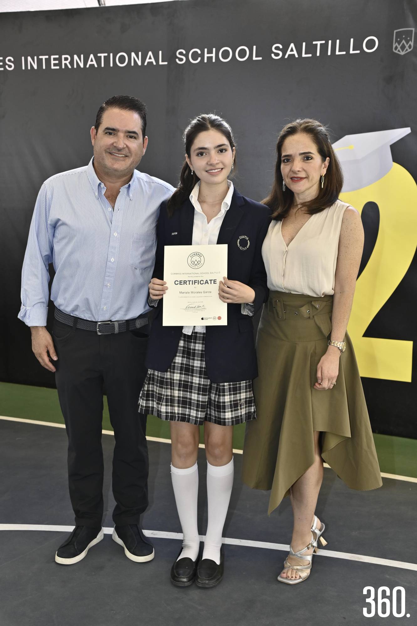 $!Carlos y Mariale Morales con Alejandra Garza.
