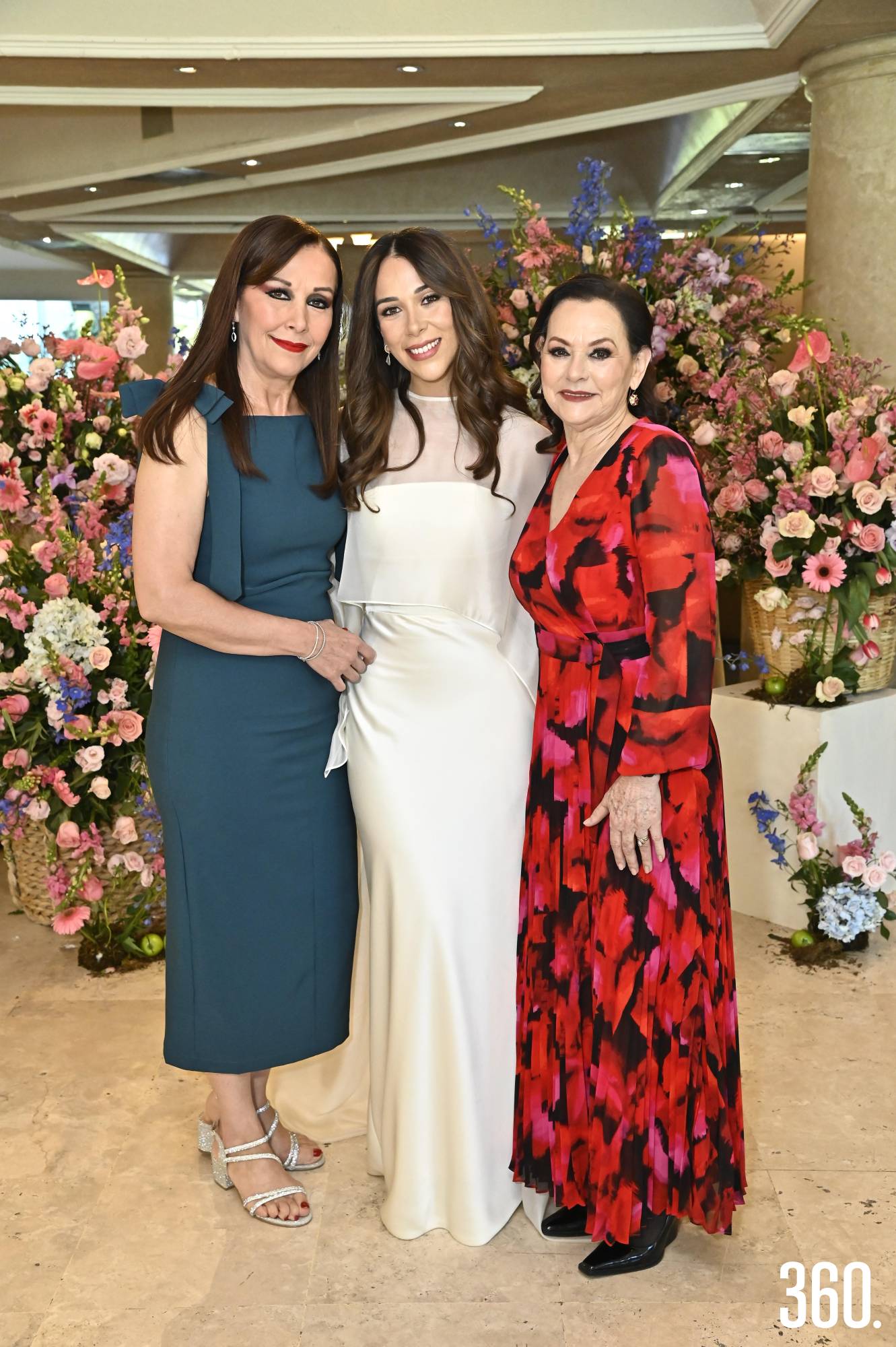 $!Ale con su mamá, Marcela Moeller y su suegra, Maritza Bórquez.