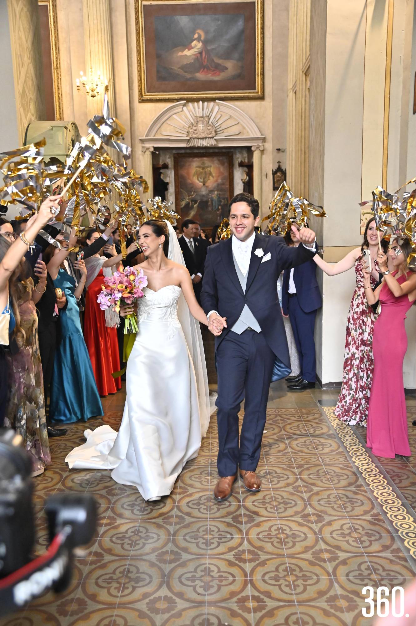 $!Los novios salieron de la iglesia entre los aplausos de sus invitados.