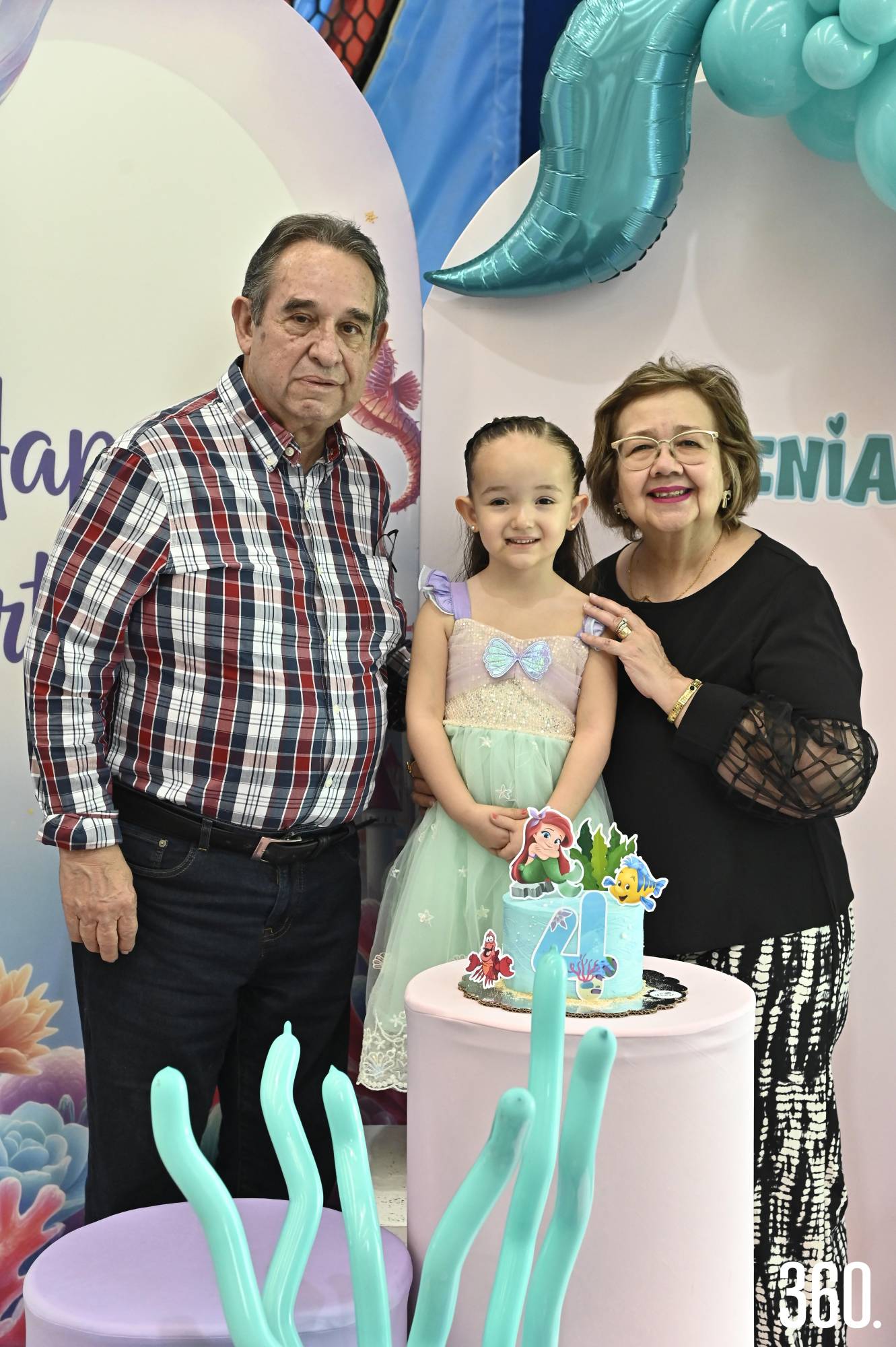 $!Eugenia con sus abuelos, Efraín Díaz y Lety Suday.