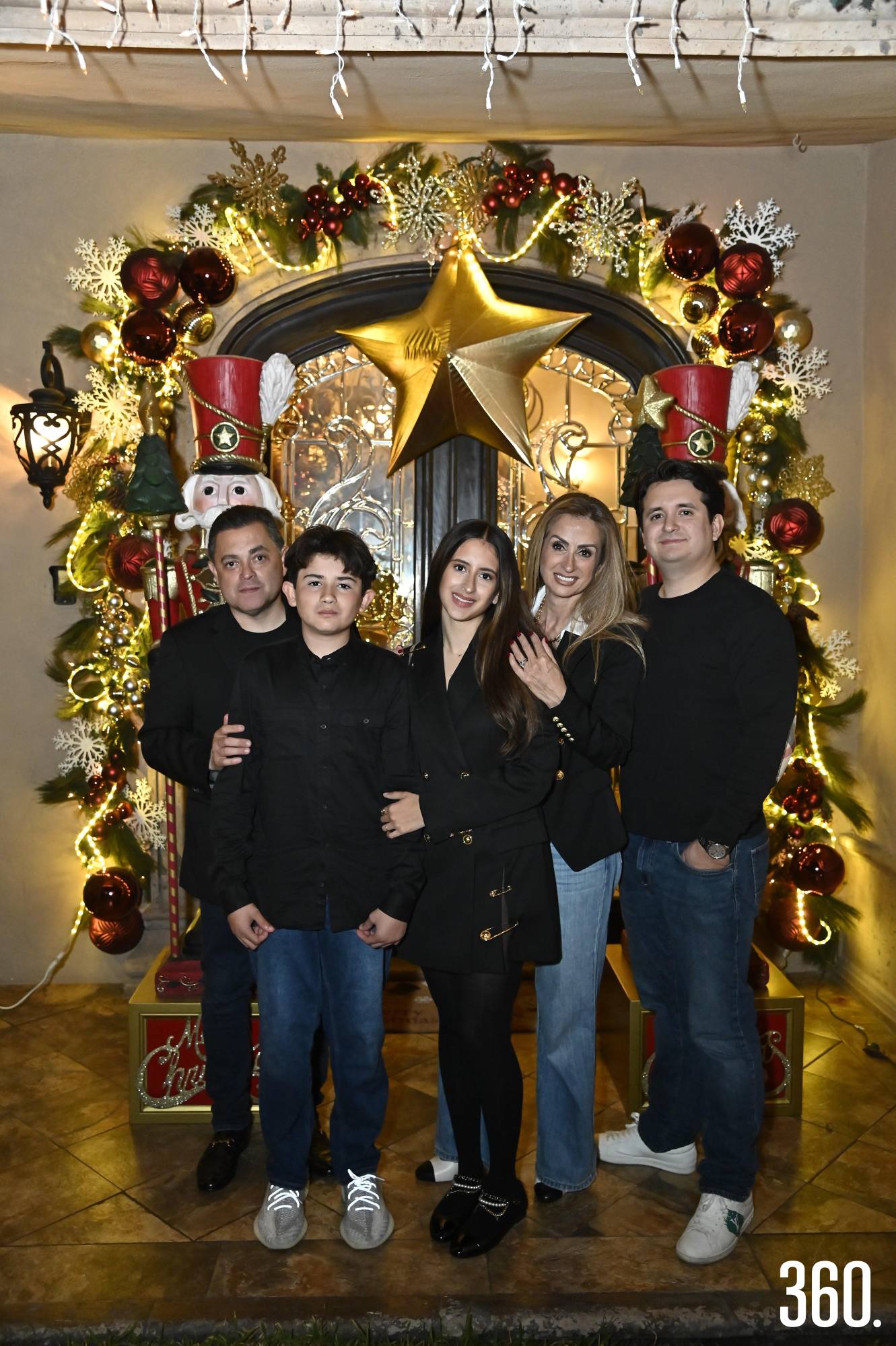 $!La familia Güitrón Richards, renovando juntos la ilusión de cada diciembre.