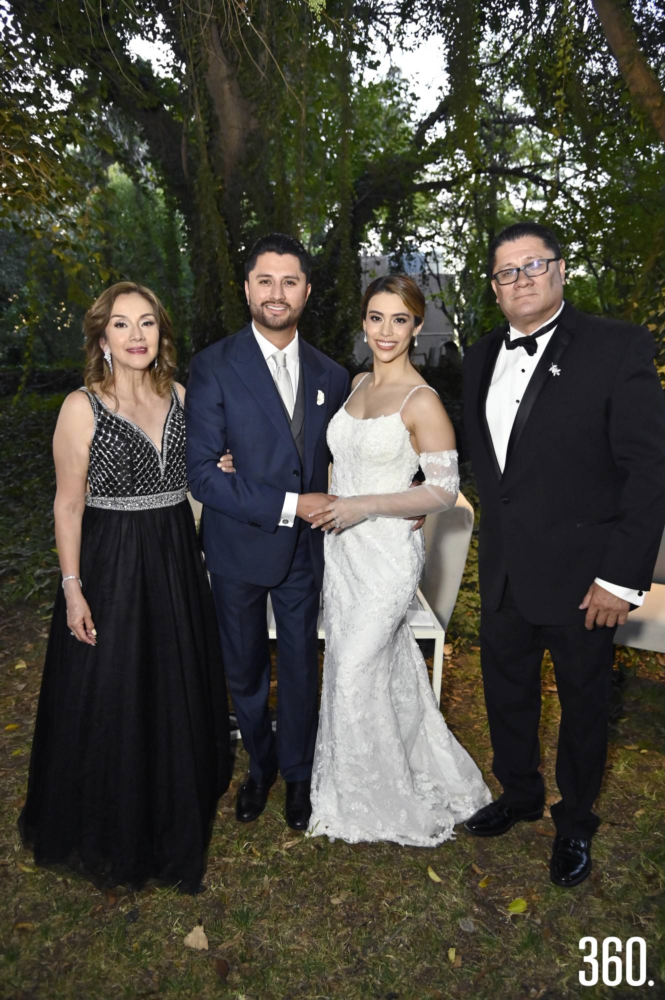 $!La pareja con los padres del novio, Lorena Arriaga y Adalberto Fernández.
