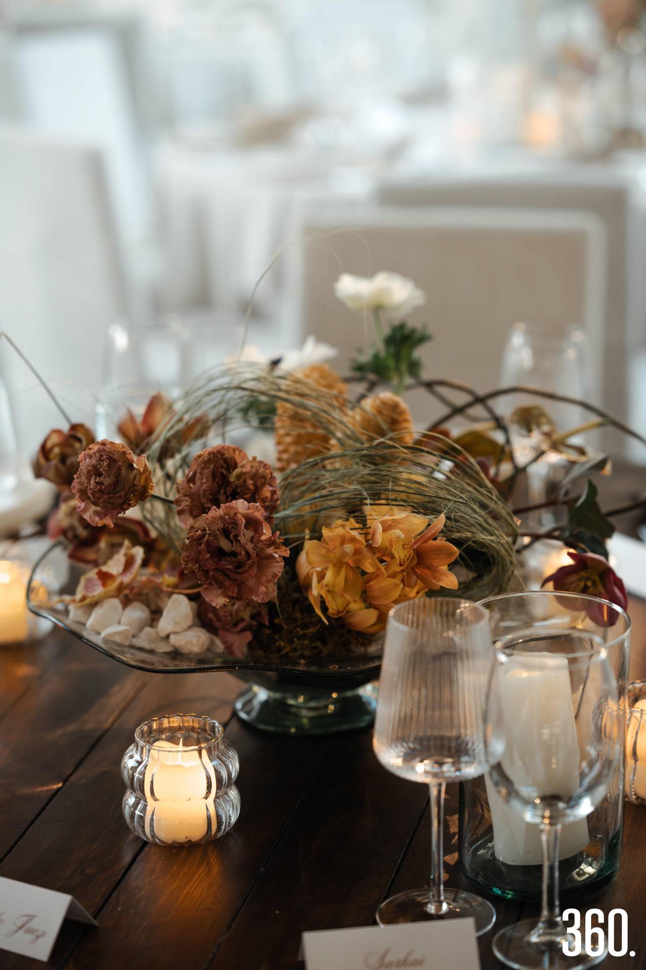 $!Los arreglos florales bajos permiten mantener la conversación entre los invitados mientras aportan color, textura y equilibrio visual a la mesa.