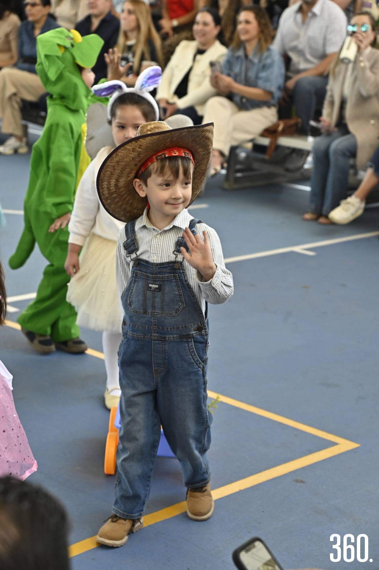 $!Con simpático overol y sombrero, este pequeño robó miradas durante su recorrido.