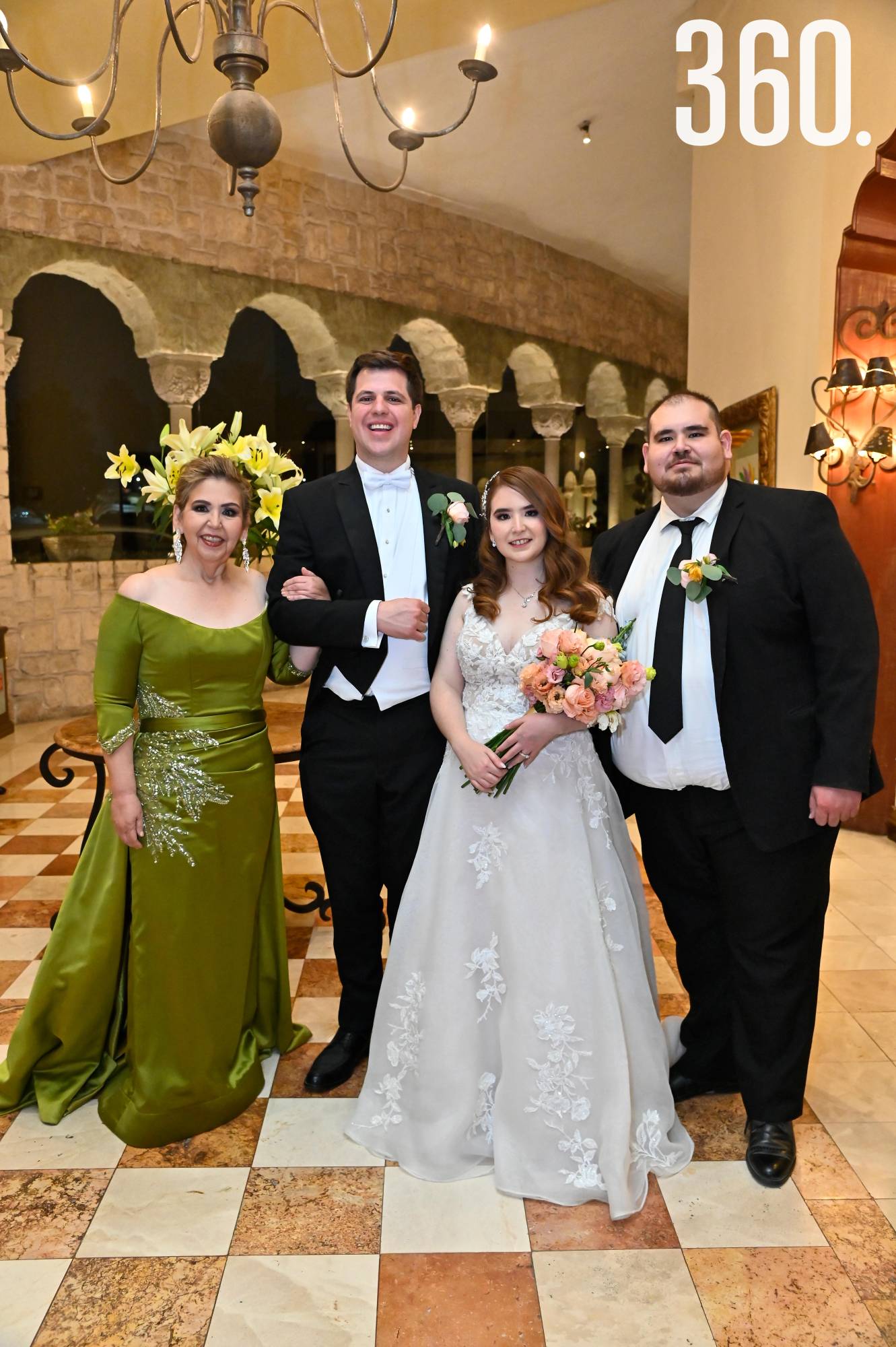 $!Los novios con Aurora y Mauricio Villarreal.